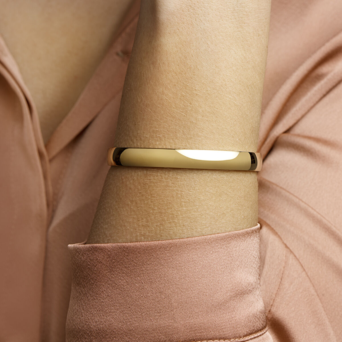 Productnummer 6505737 is een stijlvolle Staal  goldplated bangle scharnier met het kenmerk ARMB KASIUS. Deze elegante armband is ontworpen voor dagelijks gebruik en kan gemakkelijk gecombineerd worden met zowel formele als casual outfits. Draag hem solo voor een verfijnde look of mix en match met andere armbanden voor een trendy, gelaagde stijl. Perfect voor elke gelegenheid!