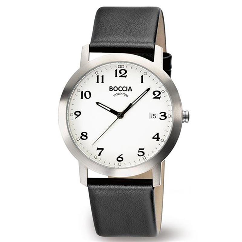 Boccia Titanium 3618-01
Dit herenhorloge van Boccia Titanium heeft een nette uitstraling. De zilverkleurige titanium horlogekast zorgt voor een stijlvolle look en de witte wijzerplaat maakt het horloge klassiek. Het horloge heeft een ronde kast met een diameter van 38mm, een datum, een mineraalglas, en is 5ATM. Combineer dit prachtige exemplaar met de andere sieraden van Boccia Titanium voor een complete look. Aan de titanium kast zit een zwarte leren band. 

HET MERK
Boccia Titanium is het titanium merk van Nederland, dat zijn oorsprong in Duitsland vindt en is opgericht in het jaar 1992. Ontwikkeld door internationale ontwerpers. Alle titanium componenten van de BOCCIA TITANIUM collectie zijn gemaakt van 99,7% puur titanium; het bijzondere materiaal. Het is licht in gewicht, neemt de temperatuur van de huid aan en is zeer huidvriendelijk. Bovendien is het corrosie- en temperatuurbestendig.

SPECIFICATIES
- Mineraalglas
- Ronde titanium horlogekast, Ø 38mm
- Zwarte leren band
- Witte wijzerplaat
- 5ATM (Regen- & spatwaterdicht)