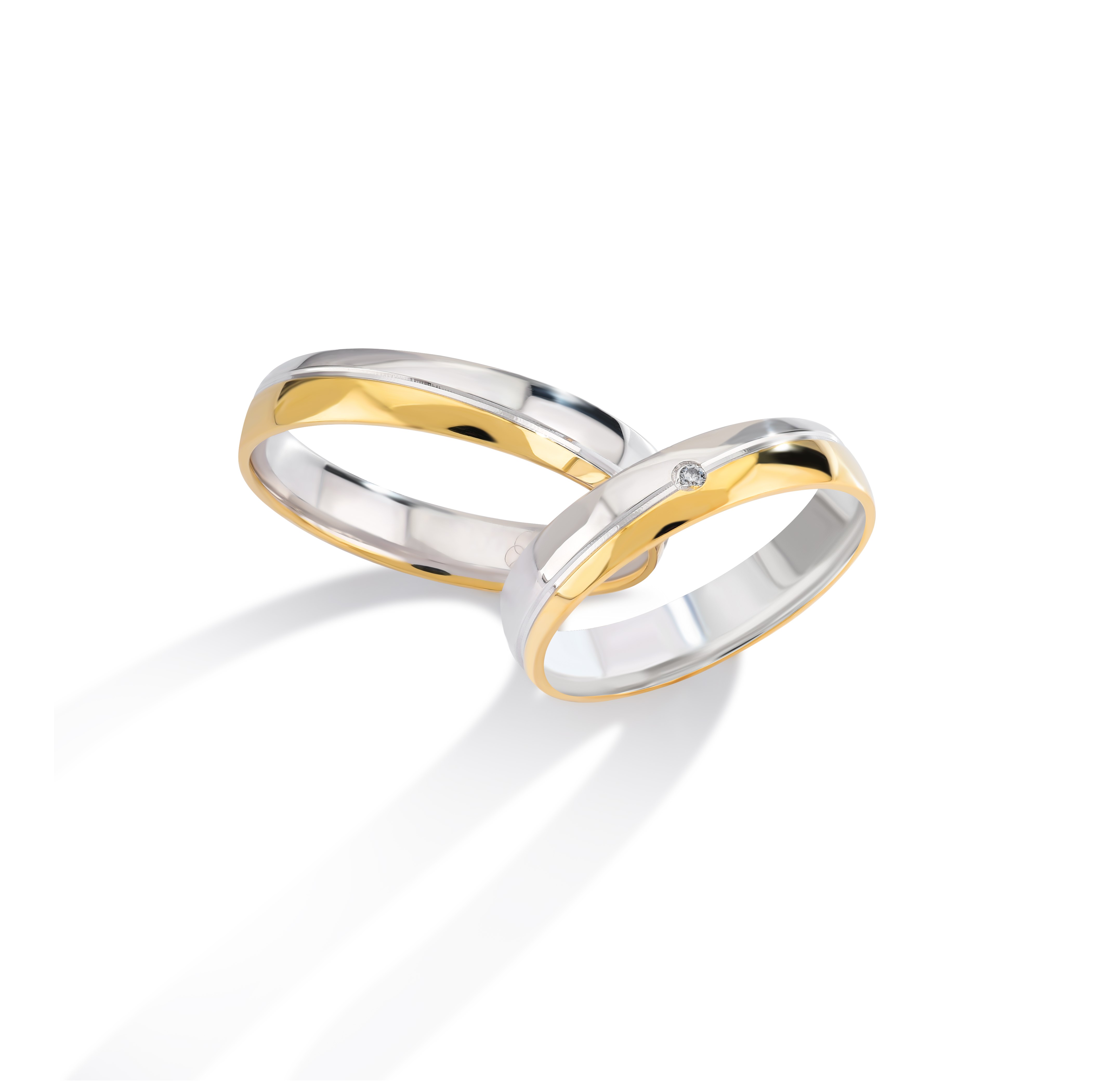 Onze trouwringen zijn verkrijgbaar in alle maten en kleuren en kunnen worden vervaardigd in 9, 14 of 18 karaat goud. Daarnaast bieden we de mogelijkheid om de ringen te laten bezetten met Swarovski zirkonia of hoogwaardige, gecertificeerde diamanten. Alle modellen zijn ook beschikbaar in zilver of platina. Bij aankoop van een set trouwringen ontvangt u van ons een gratis gravure cadeau, ter waarde van €49.