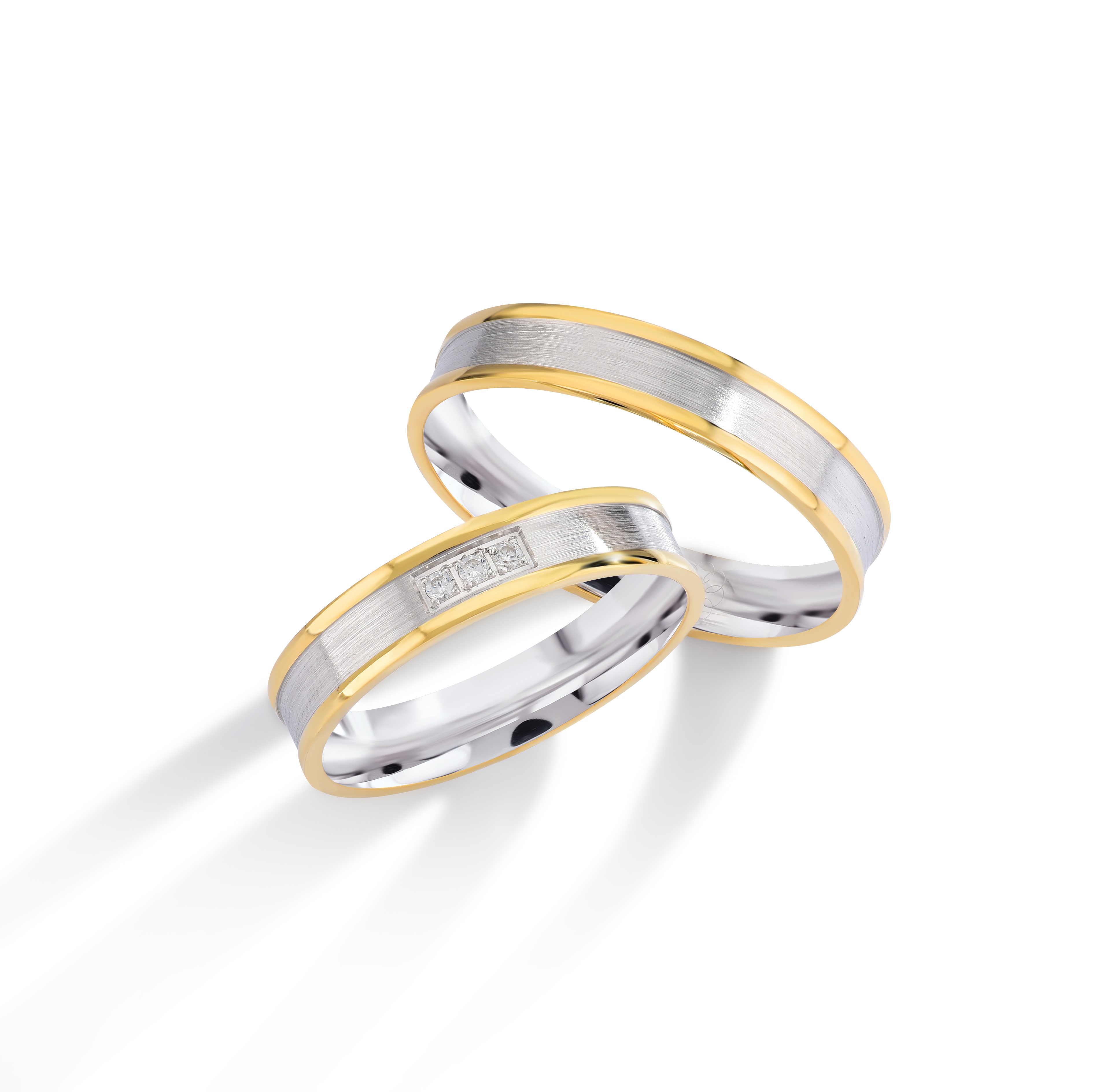 Onze trouwringen zijn verkrijgbaar in alle maten en kleuren en kunnen worden vervaardigd in 9, 14 of 18 karaat goud. Daarnaast bieden we de mogelijkheid om de ringen te laten bezetten met Swarovski zirkonia of hoogwaardige, gecertificeerde diamanten. Alle modellen zijn ook beschikbaar in zilver of platina. Bij aankoop van een set trouwringen ontvangt u van ons een gratis gravure cadeau, ter waarde van €49.