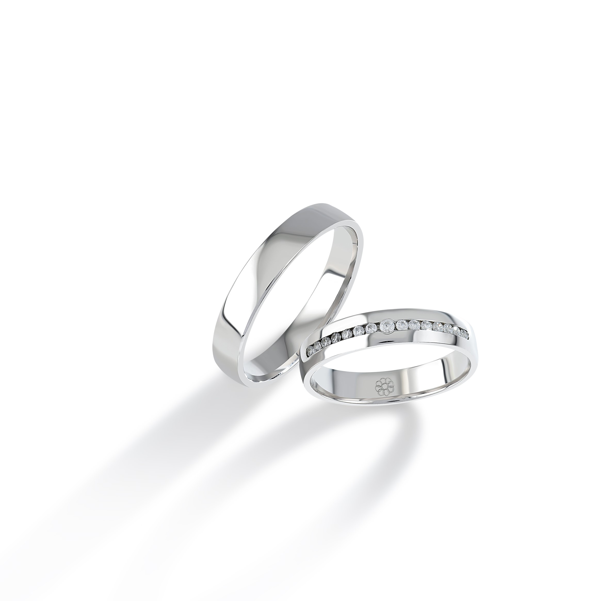 Onze trouwringen zijn verkrijgbaar in alle maten en kleuren en kunnen worden vervaardigd in 9, 14 of 18 karaat goud. Daarnaast bieden we de mogelijkheid om de ringen te laten bezetten met Swarovski zirkonia of hoogwaardige, gecertificeerde diamanten. Alle modellen zijn ook beschikbaar in zilver of platina. Bij aankoop van een set trouwringen ontvangt u van ons een gratis gravure cadeau, ter waarde van €49.