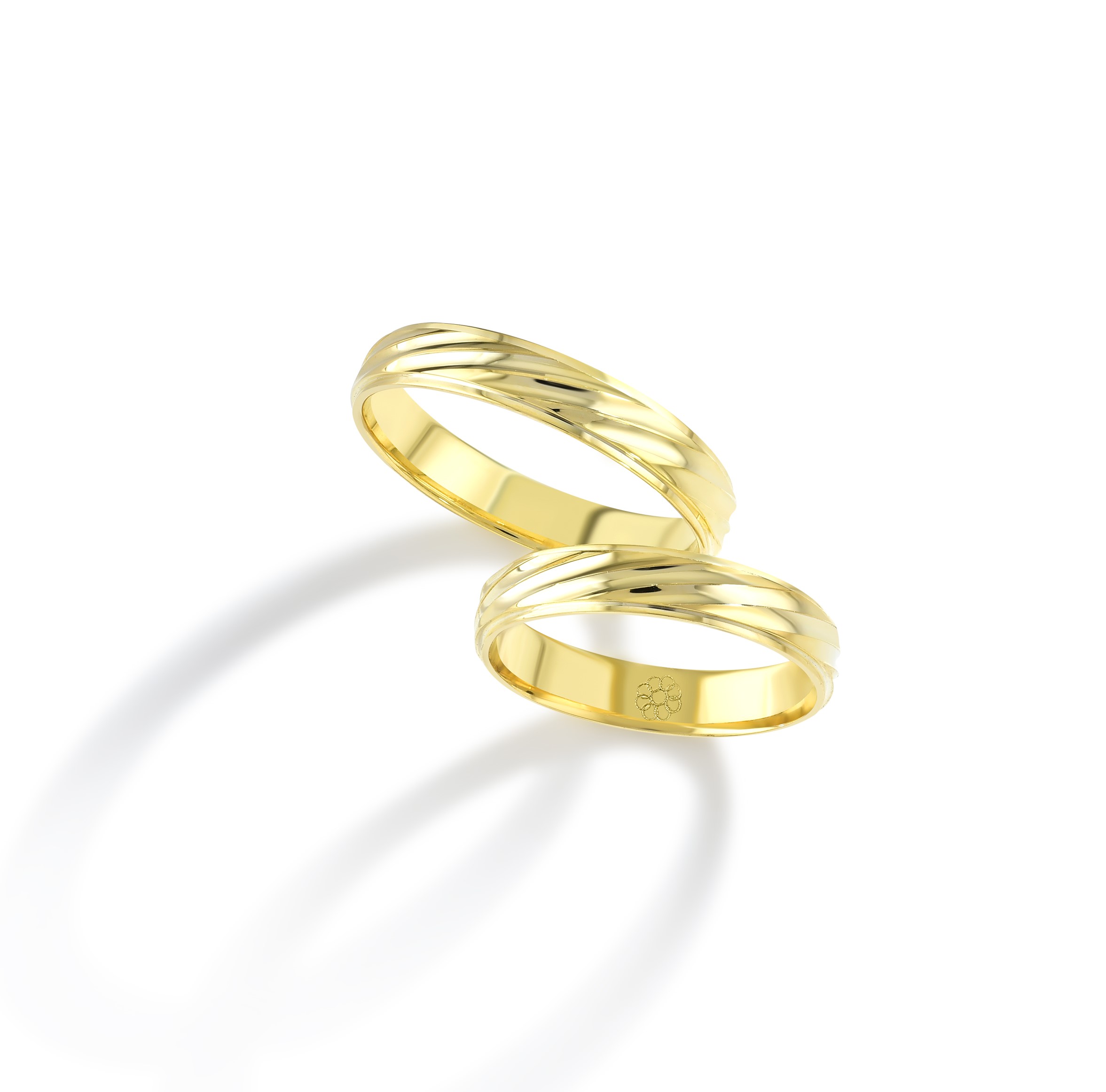 Onze trouwringen zijn verkrijgbaar in alle maten en kleuren en kunnen worden vervaardigd in 9, 14 of 18 karaat goud. Daarnaast bieden we de mogelijkheid om de ringen te laten bezetten met Swarovski zirkonia of hoogwaardige, gecertificeerde diamanten. Alle modellen zijn ook beschikbaar in zilver of platina. Bij aankoop van een set trouwringen ontvangt u van ons een gratis gravure cadeau, ter waarde van €49.