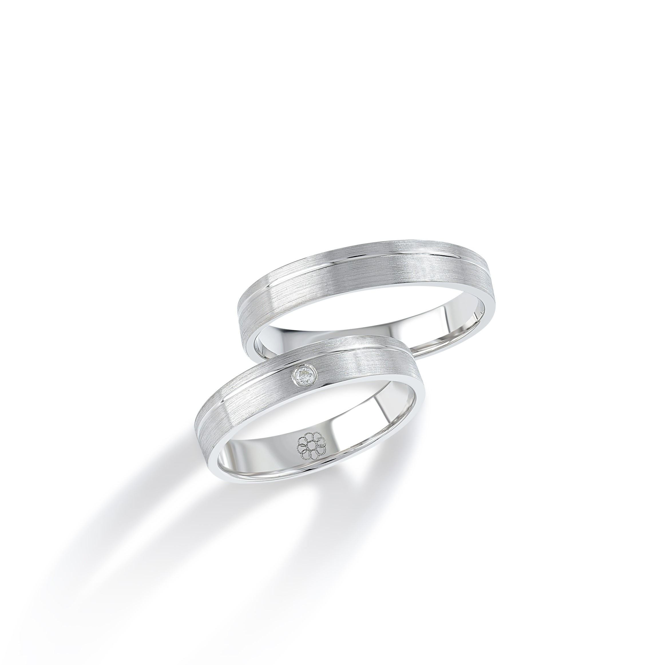 Onze trouwringen zijn verkrijgbaar in alle maten en kleuren en kunnen worden vervaardigd in 9, 14 of 18 karaat goud. Daarnaast bieden we de mogelijkheid om de ringen te laten bezetten met Swarovski zirkonia of hoogwaardige, gecertificeerde diamanten. Alle modellen zijn ook beschikbaar in zilver of platina. Bij aankoop van een set trouwringen ontvangt u van ons een gratis gravure cadeau, ter waarde van €49.