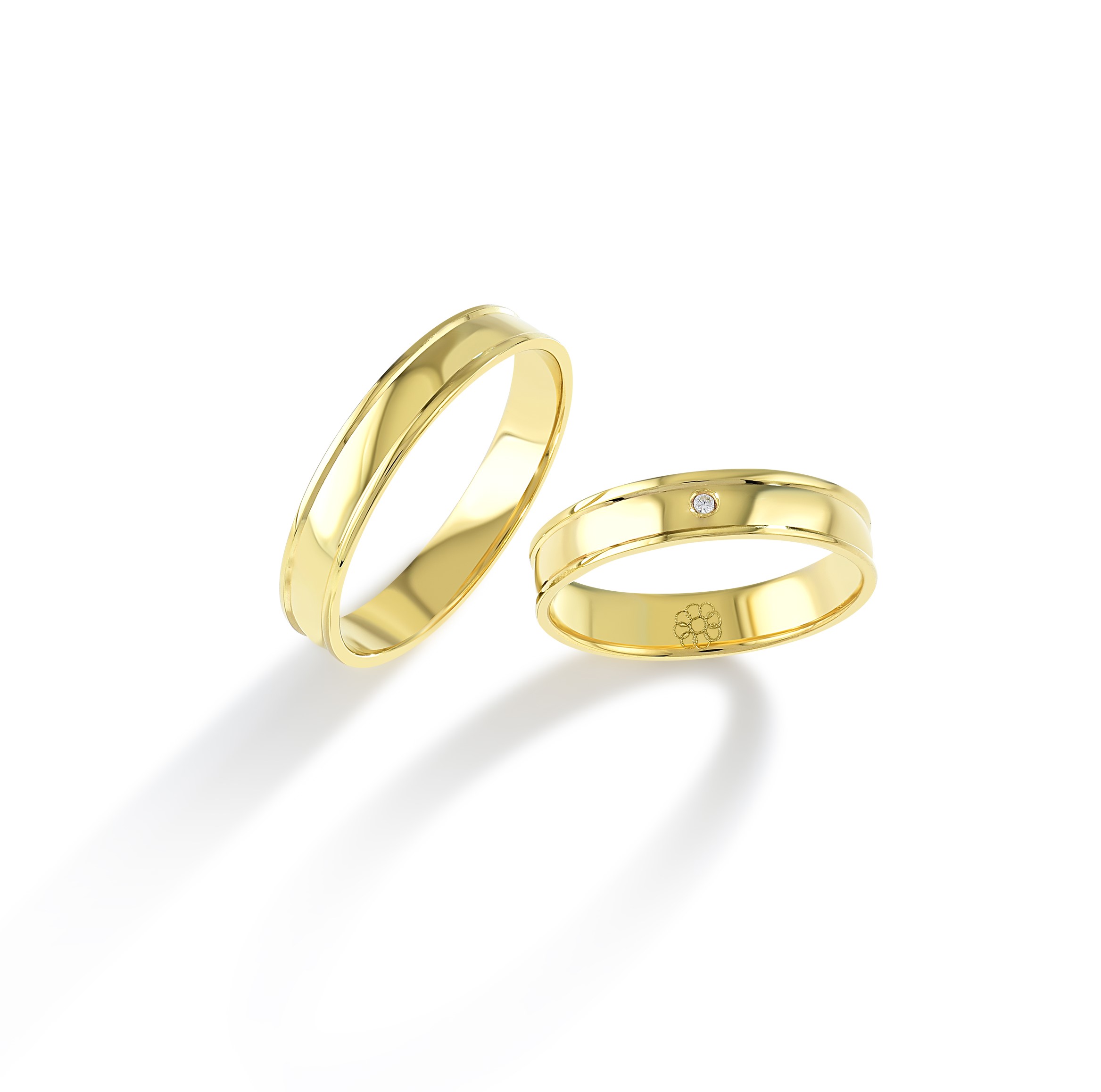 Onze trouwringen zijn verkrijgbaar in alle maten en kleuren en kunnen worden vervaardigd in 9, 14 of 18 karaat goud. Daarnaast bieden we de mogelijkheid om de ringen te laten bezetten met Swarovski zirkonia of hoogwaardige, gecertificeerde diamanten. Alle modellen zijn ook beschikbaar in zilver of platina. Bij aankoop van een set trouwringen ontvangt u van ons een gratis gravure cadeau, ter waarde van €49.