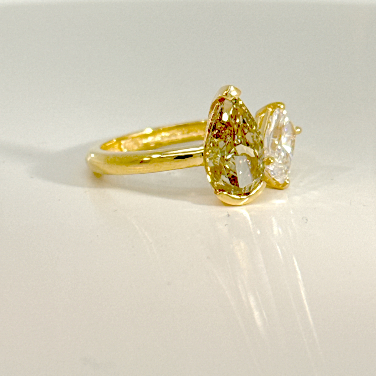 Eigen creatie ring Lab grown pear 2.10ct yellow stone and baguette 1.07ct 