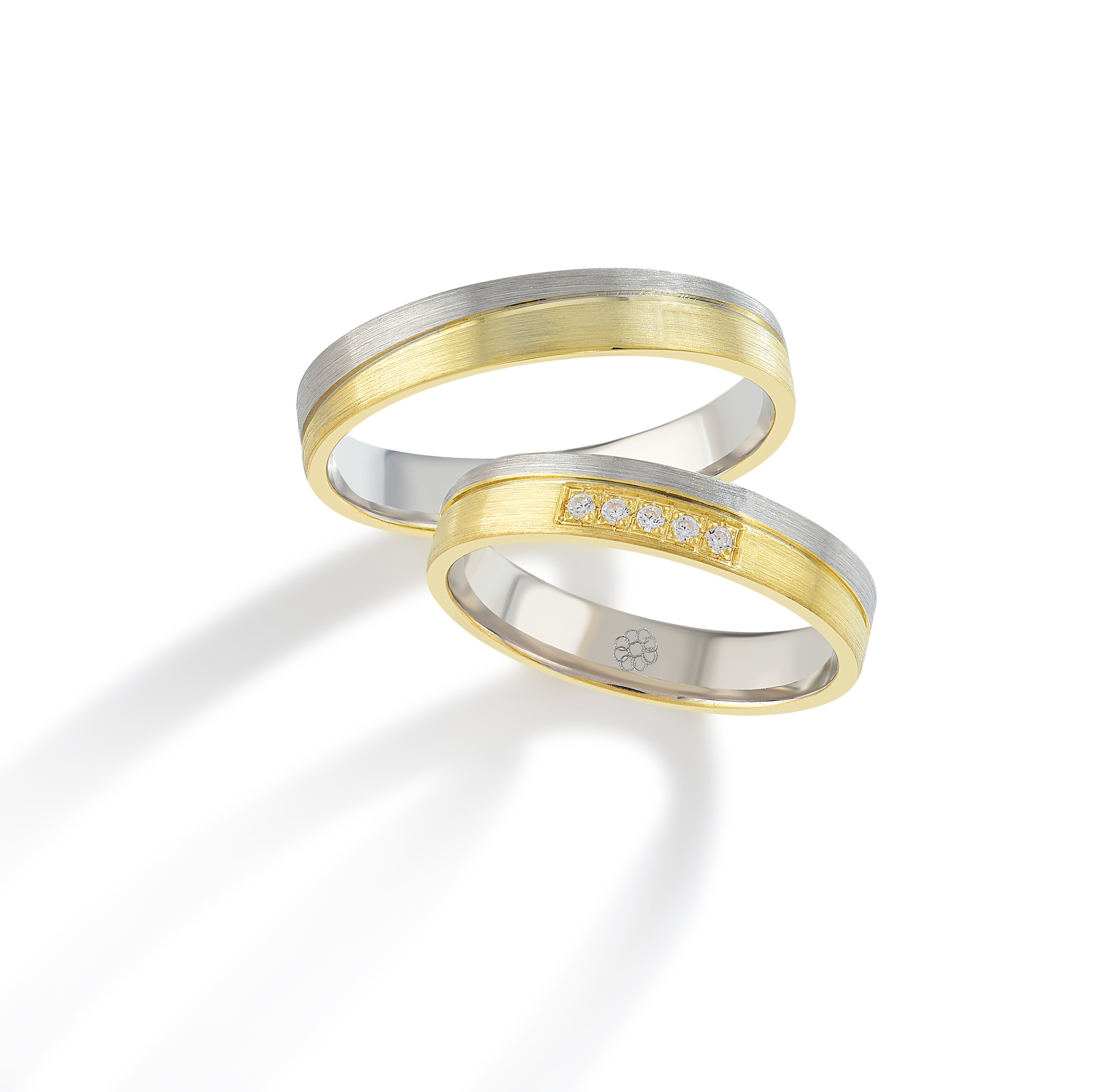 Onze trouwringen zijn verkrijgbaar in alle maten en kleuren en kunnen worden vervaardigd in 9, 14 of 18 karaat goud. Daarnaast bieden we de mogelijkheid om de ringen te laten bezetten met Swarovski zirkonia of hoogwaardige, gecertificeerde diamanten. Alle modellen zijn ook beschikbaar in zilver of platina. Bij aankoop van een set trouwringen ontvangt u van ons een gratis gravure cadeau, ter waarde van €49.