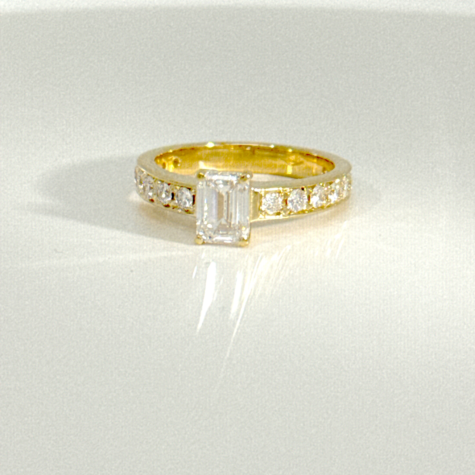 18 karaat verlovingsring met LG 1.01ct centrale steen en LG 0.56ct briljanten 