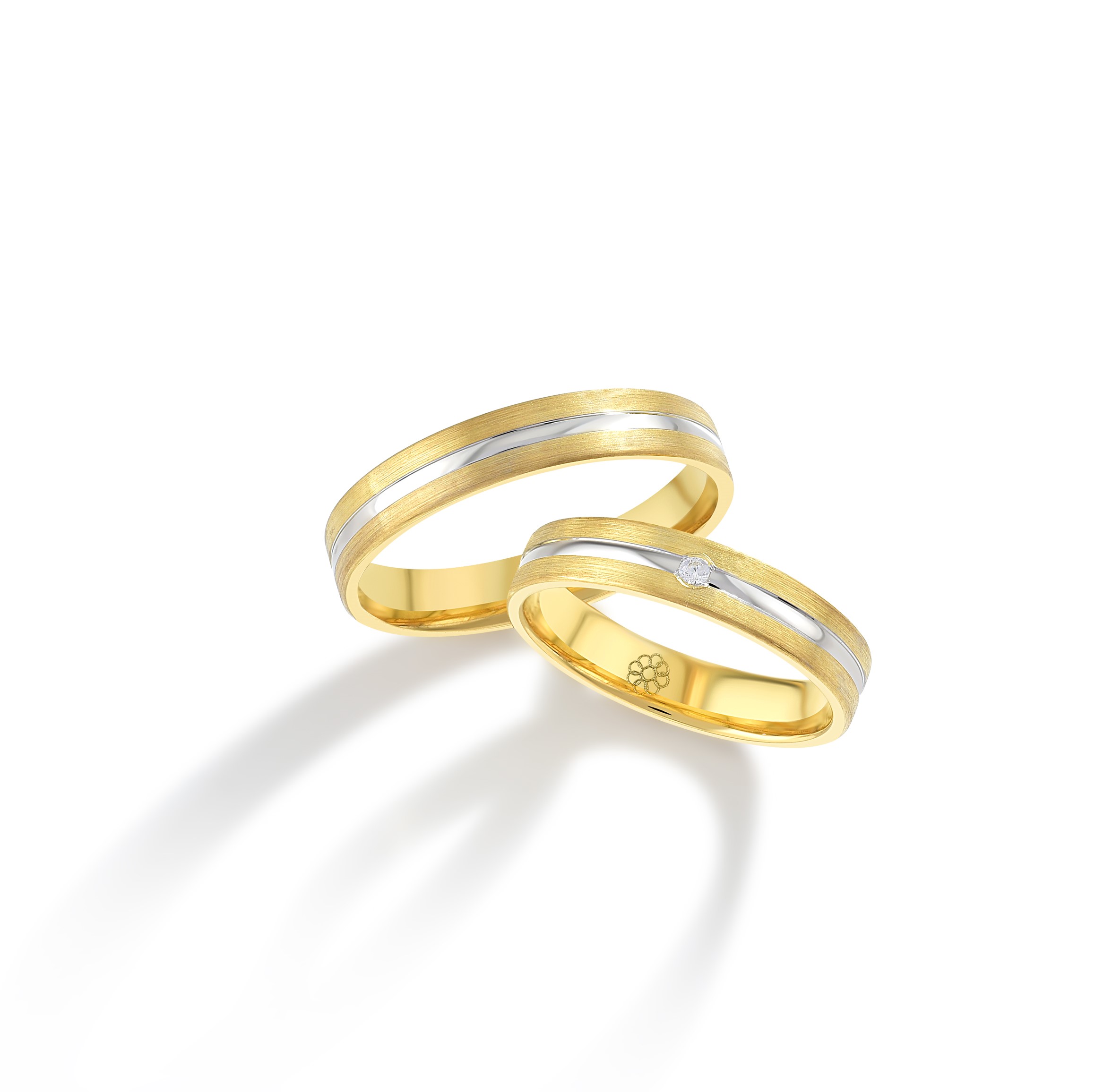 Onze trouwringen zijn verkrijgbaar in alle maten en kleuren en kunnen worden vervaardigd in 9, 14 of 18 karaat goud. Daarnaast bieden we de mogelijkheid om de ringen te laten bezetten met Swarovski zirkonia of hoogwaardige, gecertificeerde diamanten. Alle modellen zijn ook beschikbaar in zilver of platina. Bij aankoop van een set trouwringen ontvangt u van ons een gratis gravure cadeau, ter waarde van €49.