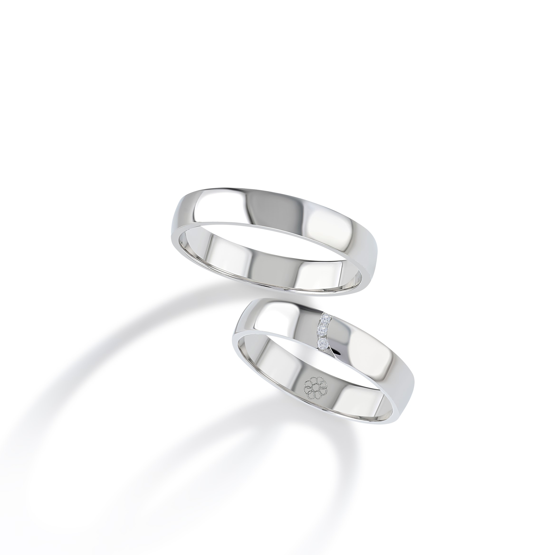 Onze trouwringen zijn verkrijgbaar in alle maten en kleuren en kunnen worden vervaardigd in 9, 14 of 18 karaat goud. Daarnaast bieden we de mogelijkheid om de ringen te laten bezetten met Swarovski zirkonia of hoogwaardige, gecertificeerde diamanten. Alle modellen zijn ook beschikbaar in zilver of platina. Bij aankoop van een set trouwringen ontvangt u van ons een gratis gravure cadeau, ter waarde van €49.