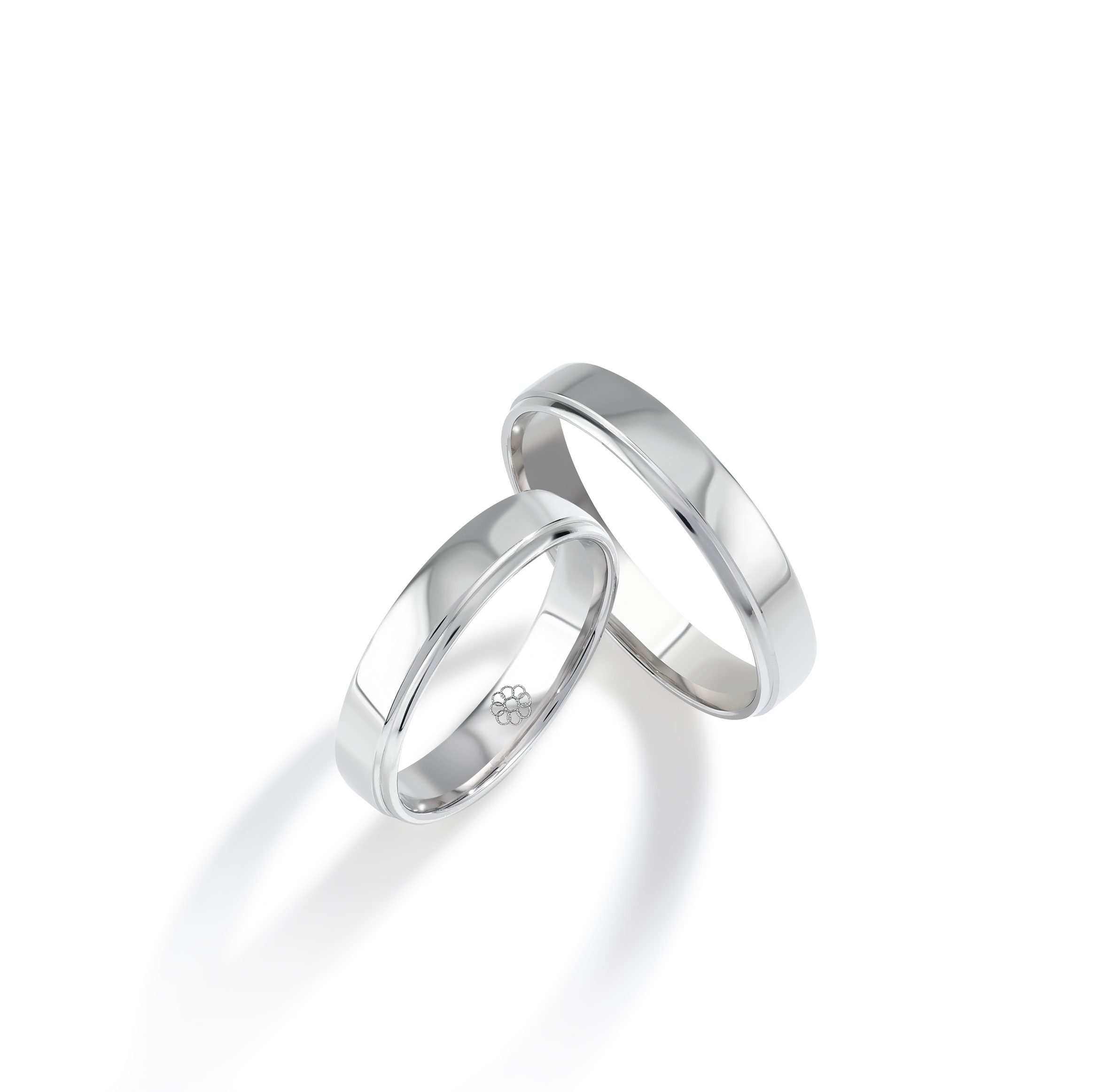 Onze trouwringen zijn verkrijgbaar in alle maten en kleuren en kunnen worden vervaardigd in 9, 14 of 18 karaat goud. Daarnaast bieden we de mogelijkheid om de ringen te laten bezetten met Swarovski zirkonia of hoogwaardige, gecertificeerde diamanten. Alle modellen zijn ook beschikbaar in zilver of platina. Bij aankoop van een set trouwringen ontvangt u van ons een gratis gravure cadeau, ter waarde van €49.