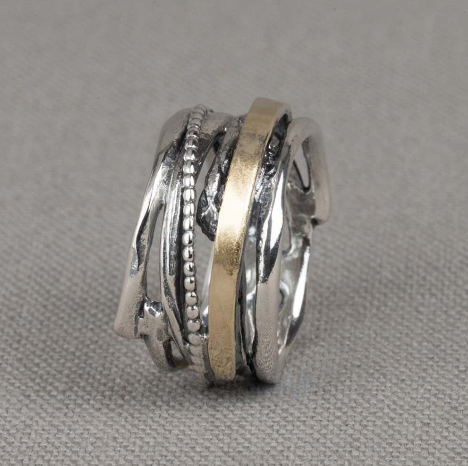 Ring gemaakt van 925 sterling zilver in combinatie met 9 karaat. Draag deze prachtige ring met de bijpassende oorbellen en de andere sieraden van Jéh Jewels.