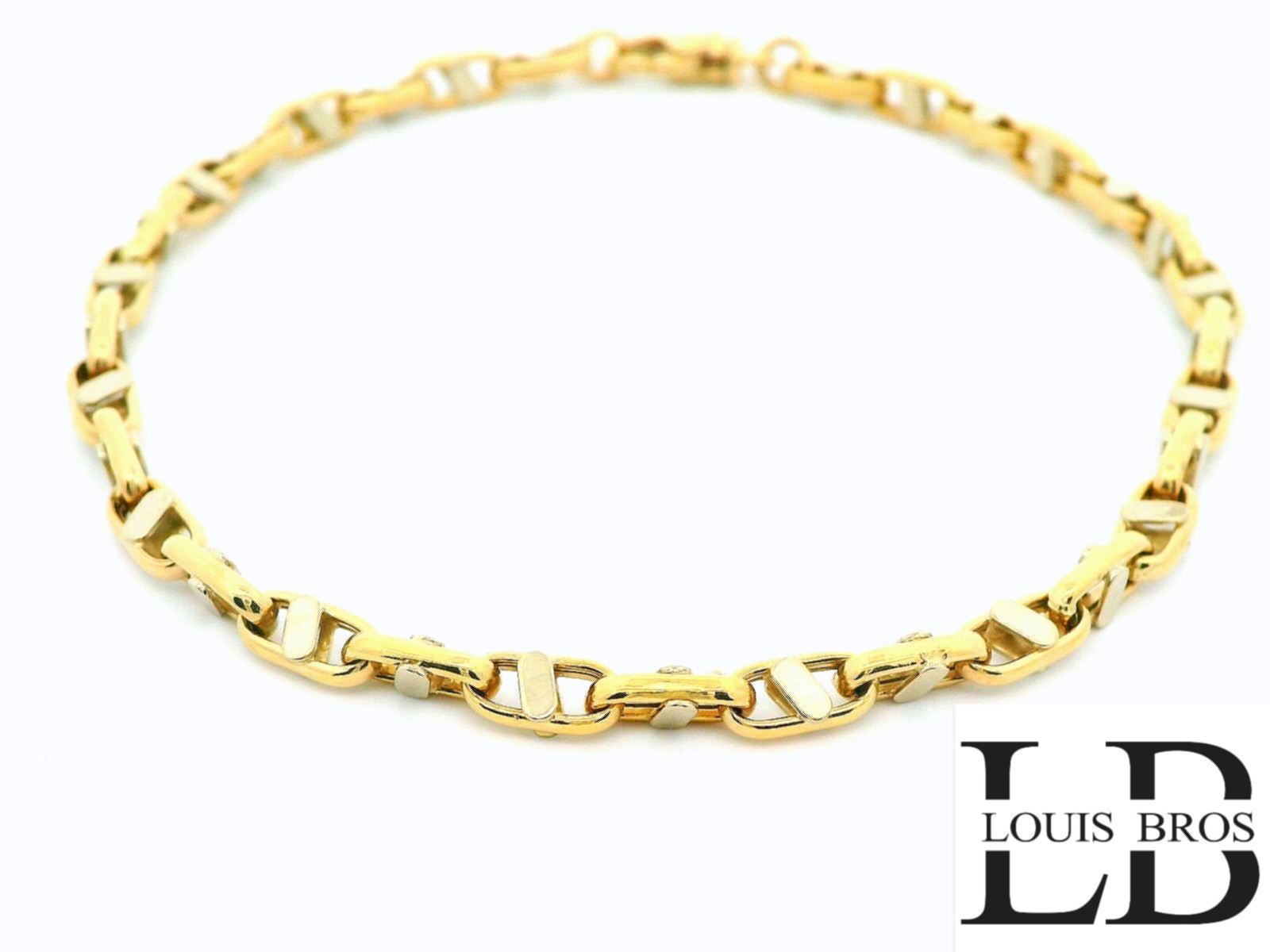 Voeg een stijlvolle en verfijnde touch toe aan je sieradencollectie met deze prachtige bicolor armband van 14 karaat goud (7.92 gr). Het ontwerp combineert witgoud en geelgoud op harmonieuze wijze, wat zorgt voor een elegante en moderne uitstraling die zowel door mannen als vrouwen gedragen kan worden.

De armband is uitgevoerd in een klassiek schakelpatroon dat nooit uit de mode raakt. Het tijdloze design maakt deze armband perfect voor elke gelegenheid – van dagelijks gebruik tot formele events. Dankzij de solide afwerking en het gebruik van hoogwaardige materialen is dit sieraad niet alleen mooi, maar ook duurzaam en comfortabel om te dragen.

Kenmerken:

Materiaal: 14 karaat geelgoud en witgoud (bicolor)

Design: Tijdloos schakelmotief

Stijl: Unisex

Sluiting: Stevige karabijnsluiting 

Perfect als cadeau of als persoonlijke luxe toevoeging

Deze armband is een subtiel statement van klasse en vakmanschap – een sieraad voor het leven.