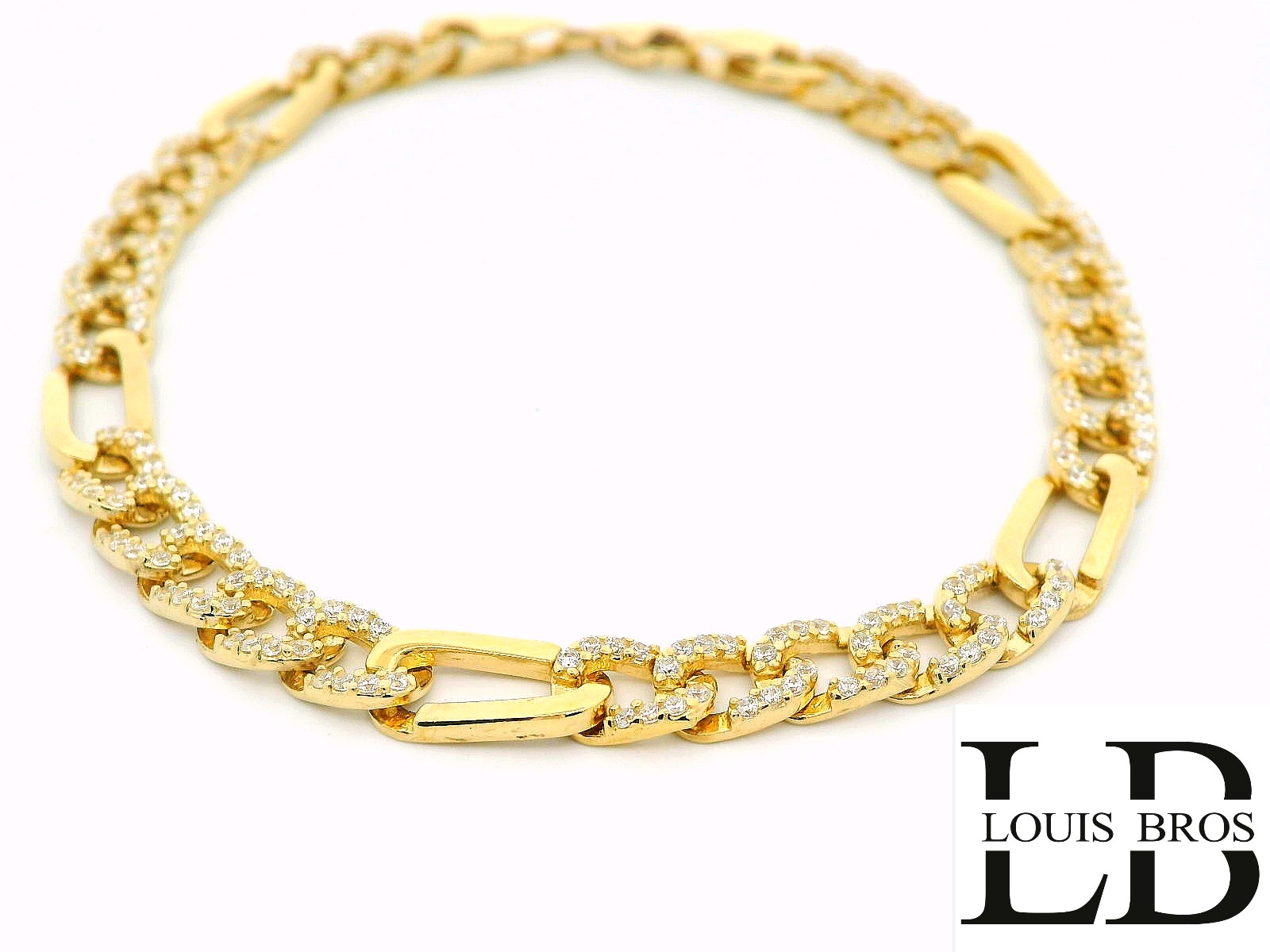 Deze schitterende 14 karaat geelgouden armband (10.26 gr) combineert klassieke elegantie met een vleugje moderne glamour. Het Figaro schakelontwerp – gekenmerkt door een afwisseling van korte en lange schakels – geeft de armband een stijlvolle en tijdloze uitstraling die zowel door mannen als vrouwen gedragen kan worden.

In het ontwerp zijn subtiele zirkonia's verwerkt, die zorgen voor een verfijnde glinstering zonder te overdrijven. De stenen zijn zorgvuldig gezet voor een luxe look die perfect in balans is met het warme geelgoud.

Of je nu op zoek bent naar een opvallend accessoire voor een speciale gelegenheid of een dagelijks sieraad met karakter, deze armband is een veelzijdige keuze die nooit uit de mode raakt.

Kenmerken:

Materiaal: 14 karaat geelgoud

Schakeltype: Figaro

Inleg: Fijn geslepen zirkonia’s

Stijl: Unisex – geschikt voor zowel dames als heren

Sluiting: Veilige karabijnsluiting

Afwerking: Hoogglans gepolijst

Een perfecte combinatie van klassieke charme en eigentijdse flair – deze armband is een waardevolle toevoeging aan elke sieradencollectie.