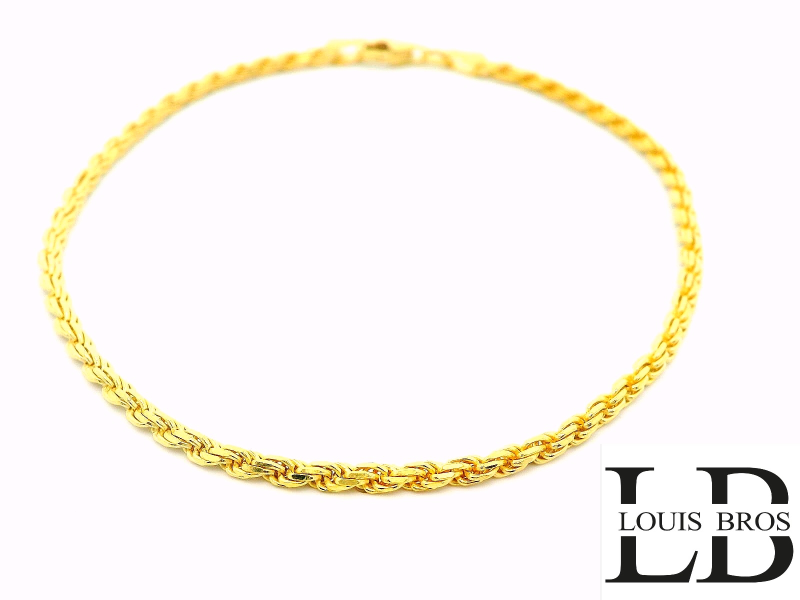 Deze robuuste en elegante armband is vervaardigd uit massief 14 karaat geelgoud (5.07 gr) en uitgevoerd in een koord schakelpatroon dat kracht en verfijning moeiteloos combineert. Het gedraaide design van de schakels doet denken aan een strak gevlochten touw, wat zorgt voor een unieke en dynamische uitstraling.

Dankzij het tijdloze ontwerp is deze armband perfect geschikt voor zowel dames als heren. Het stevige, massieve goud zorgt voor een luxe gevoel en een duurzaam karakter – een sieraad dat generaties meegaat.

Kenmerken:

Materiaal: Massief 14 karaat geelgoud

Schakeltype: Koord schakel (twisted design)

Stijl: Unisex – stijlvol voor zowel mannen als vrouwen

Afwerking: Hoogglans gepolijst

Sluiting: Veilige karabijnsluiting

Een krachtig statement van klasse en vakmanschap – deze geelgouden armband straalt luxe en persoonlijkheid uit bij elke gelegenheid.