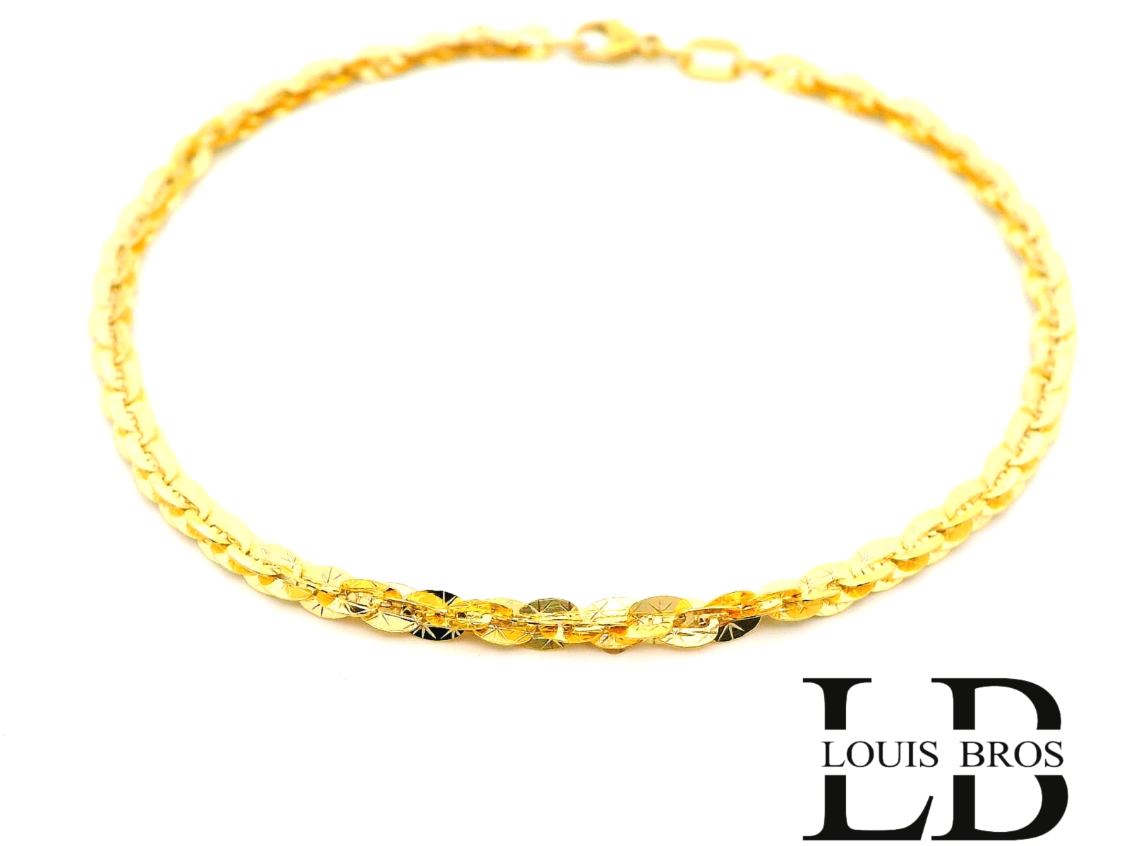 Deze elegante armband is vervaardigd uit 14 karaat geelgoud (2.65 gr) en straalt pure klasse uit. Het verfijnde design bestaat uit glanzend afgewerkte ronde schakels met een subtiel diamantgeslepen effect, waardoor de armband bij elke beweging het licht prachtig reflecteert.

Het ontwerp is zowel stijlvol als tijdloos. De armband is afgewerkt met een stevige karabijnsluiting, wat zorgt voor veiligheid en draagcomfort. Een schitterend sieraad dat moeiteloos te combineren is met elke look – van casual tot chic.

Kenmerken:

Materiaal: 14 karaat geelgoud

Design: Fijn bewerkte ronde schakels met hoogglans en lichte facetbewerking

Stijl: geschikt voor elke gelegenheid

Sluiting: Veilige karabijnsluiting

Afwerking: Hoogglans gepolijst met schitterende reflectie

Een prachtig en duurzaam accessoire dat luxe en verfijning samenbrengt – perfect als cadeau of als tijdloze aanvulling op je eigen sieradencollectie.