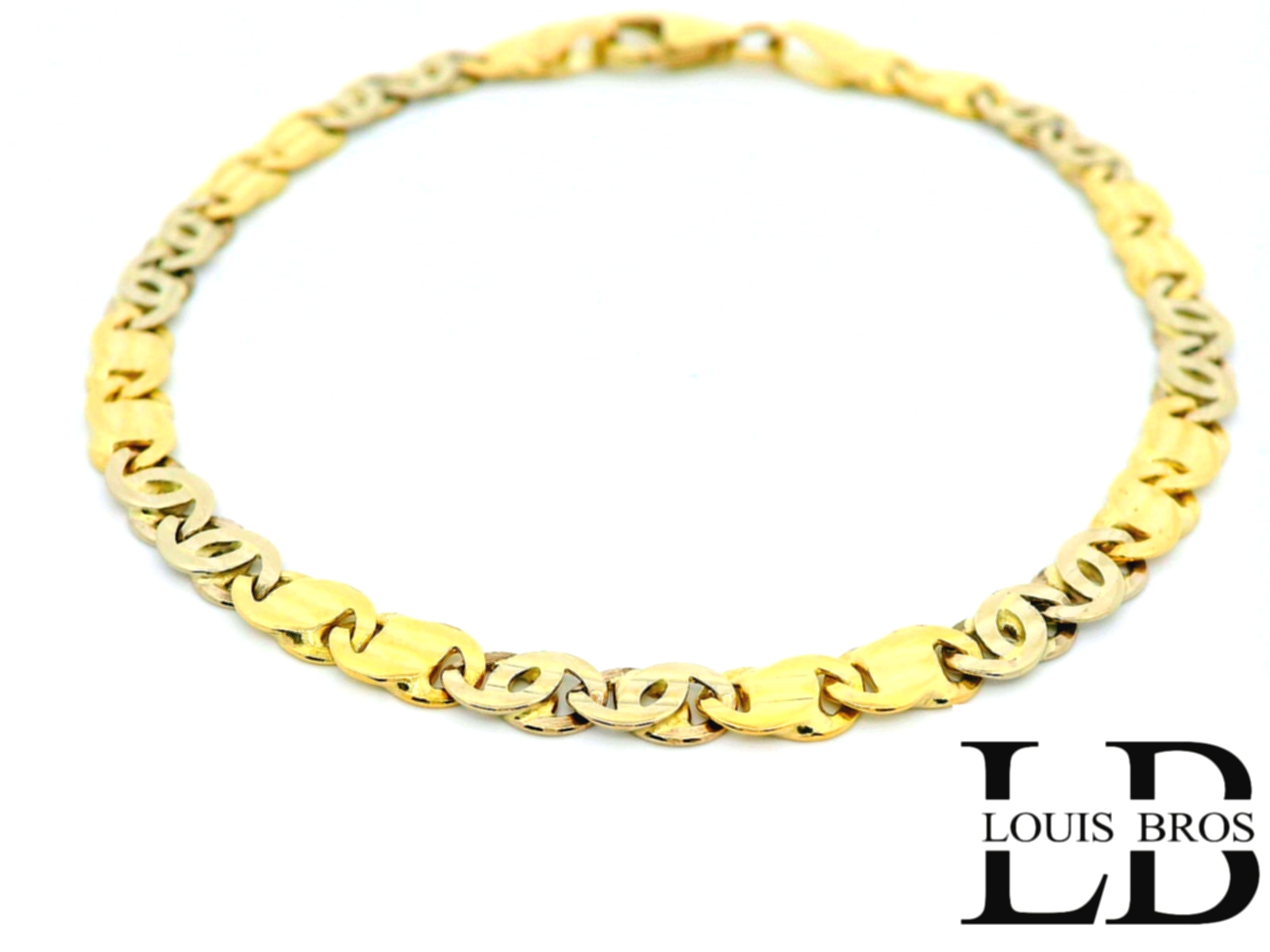 Deze stijlvolle armband van 14 karaat bicolor goud (7.05 gr) combineert het warme geelgoud met het koele witgoud in een harmonieus en verfijnd ontwerp. De klassieke schakels geven de armband een tijdloze uitstraling, geschikt voor elke gelegenheid en perfect voor zowel mannen als vrouwen.

Het unisex karakter maakt dit sieraad veelzijdig en makkelijk te combineren met andere accessoires. Door de hoogwaardige afwerking en duurzame materialen is deze armband niet alleen een mode-item, maar ook een waardevol bezit voor de lange termijn.

Kenmerken:

Materiaal: 14 karaat bicolor goud (geelgoud en witgoud)

Design: Tijdloos schakelpatroon

Stijl: Unisex – geschikt voor elke stijl en gelegenheid

Sluiting: Veilige karabijnsluiting

Afwerking: Glanzend gepolijst

Een subtiel luxe sieraad dat elegantie en vakmanschap samenbrengt – voor wie houdt van kwaliteit met een tijdloze uitstraling.