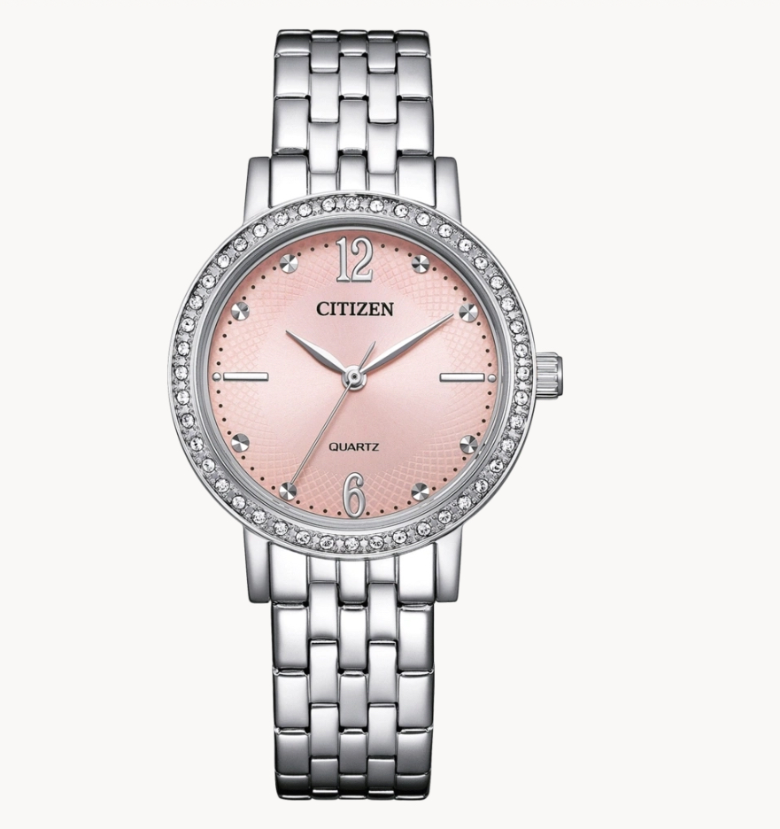 De roze wijzerplaat met 8 diamanten en Arabische en streepindices geeft het horloge een luxueuze toets. De zilverkleurige roestvrijstalen kast, het ronde kristallen glas en de waterbestendigheid tot 5 bar maken het een betrouwbare metgezel voor elke dag. 