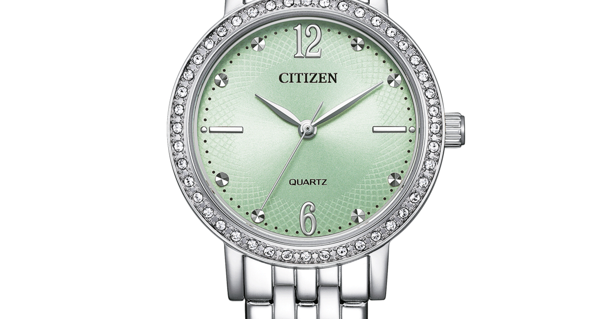 Met een diameter van 31 mm, een hoogte van 7 mm en een gewicht van slechts 65 g is het horloge comfortabel om te dragen. De zilverkleurige roestvrijstalen armband rondt het stijlvolle ontwerp af.