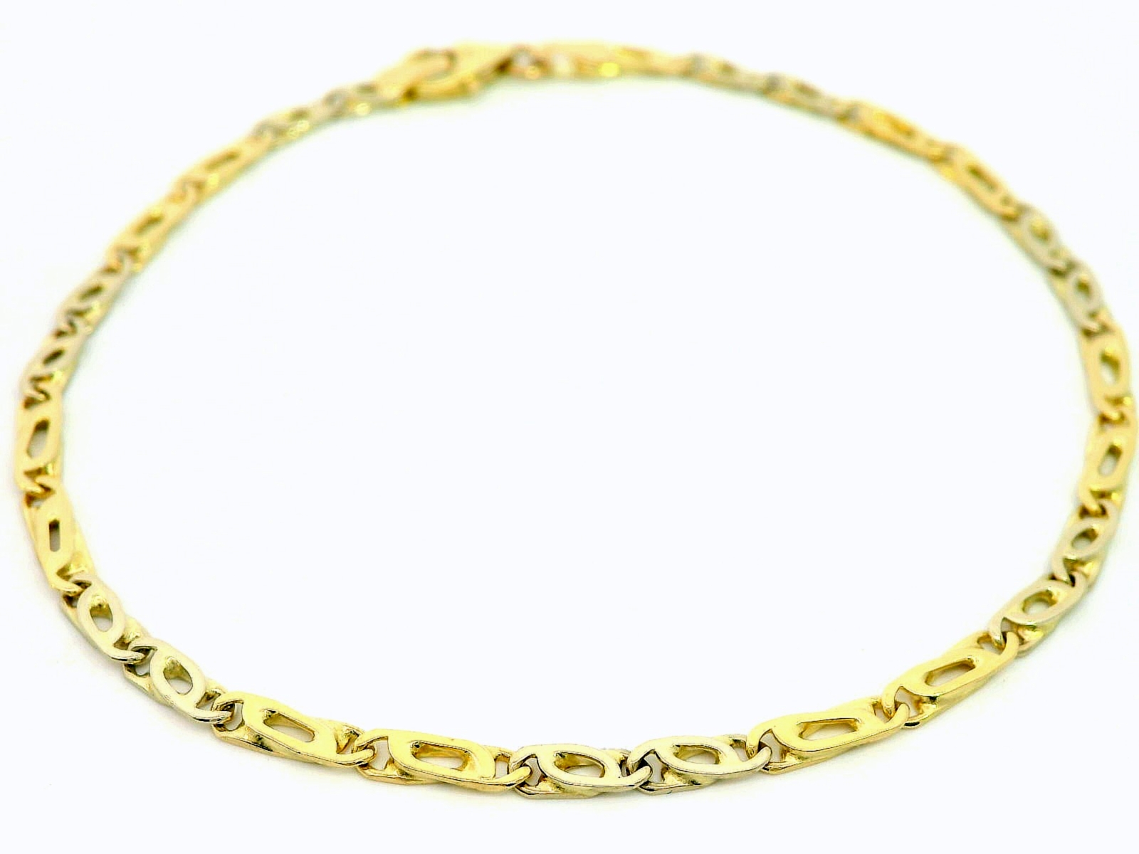 Deze stijlvolle armband van 14 karaat bicolor goud(3.76 gr) combineert het warme geelgoud met het koele witgoud in een harmonieus en verfijnd ontwerp. De klassieke schakels geven de armband een tijdloze uitstraling, geschikt voor elke gelegenheid en perfect voor zowel mannen als vrouwen.

Het unisex karakter maakt dit sieraad veelzijdig en makkelijk te combineren met andere accessoires. Door de hoogwaardige afwerking en duurzame materialen is deze armband niet alleen een mode-item, maar ook een waardevol bezit voor de lange termijn.

Kenmerken:

Materiaal: 14 karaat bicolor goud (geelgoud en witgoud)

Design: Tijdloos schakelpatroon

Stijl: Unisex – geschikt voor elke stijl en gelegenheid

Sluiting: Veilige karabijnsluiting

Afwerking: Glanzend gepolijst

Een subtiel luxe sieraad dat elegantie en vakmanschap samenbrengt – voor wie houdt van kwaliteit met een tijdloze uitstraling.