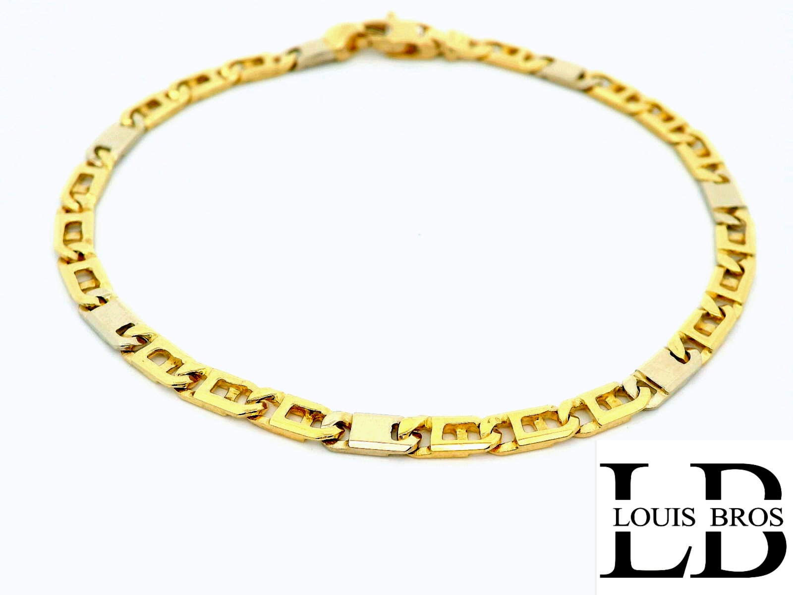 Deze stijlvolle armband van 14 karaat bicolor goud (7.54 gr) combineert het warme geelgoud met het koele witgoud in een harmonieus en verfijnd ontwerp. De klassieke schakels geven de armband een tijdloze uitstraling, geschikt voor elke gelegenheid en perfect voor zowel mannen als vrouwen.

Het unisex karakter maakt dit sieraad veelzijdig en makkelijk te combineren met andere accessoires. Door de hoogwaardige afwerking en duurzame materialen is deze armband niet alleen een mode-item, maar ook een waardevol bezit voor de lange termijn.

Kenmerken:

Materiaal: 14 karaat bicolor goud (geelgoud en witgoud)

Design: Tijdloos schakelpatroon

Stijl: Unisex – geschikt voor elke stijl en gelegenheid

Sluiting: Veilige karabijnsluiting

Afwerking: Glanzend gepolijst

Een subtiel luxe sieraad dat elegantie en vakmanschap samenbrengt – voor wie houdt van kwaliteit met een tijdloze uitstraling.