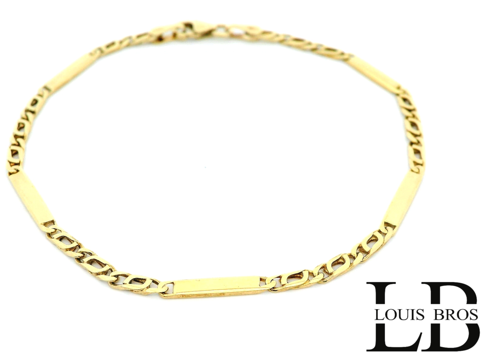 Deze elegante armband is vervaardigd uit 14 karaat geelgoud (4.17 gr) en straalt pure klasse en eenvoud uit. Het tijdloze schakelontwerp zorgt voor een klassieke en veelzijdige uitstraling die moeiteloos past bij elke stijl – van modern tot traditioneel.

Dankzij het unisex design is deze armband geschikt voor zowel mannen als vrouwen. De armband voelt solide aan, is prachtig afgewerkt met een gladde hoogglans, en blijft door zijn tijdloze karakter jarenlang stijlvol.

Kenmerken:

Materiaal: 14 karaat geelgoud

Design: Klassieke, tijdloze schakels

Stijl: Unisex – elegant voor zowel dames als heren

Sluiting: Stevige karabijnsluiting

Afwerking: Hoogglans gepolijst

Een sieraad dat nooit uit de mode raakt – perfect als dagelijks accessoire of als waardevol geschenk.
