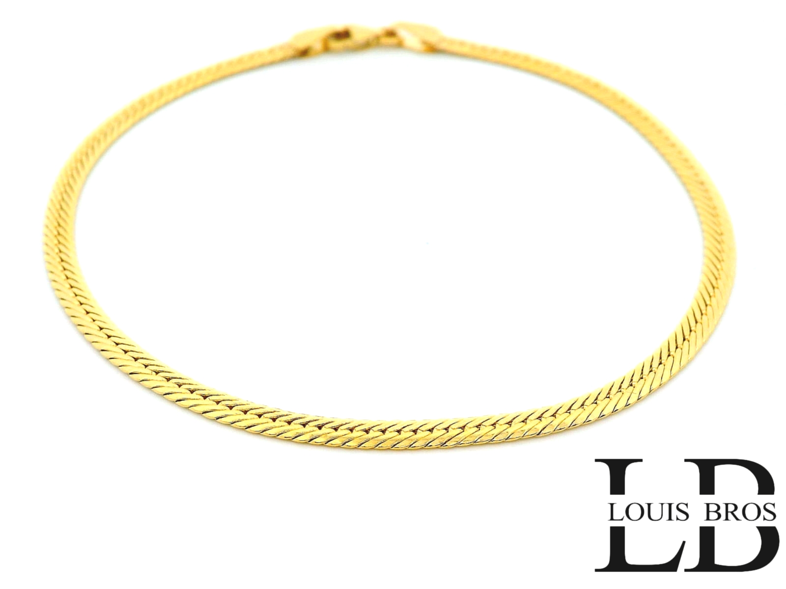 Deze subtiele armband is vervaardigd uit 14 karaat geelgoud (2.12 gr) en ontworpen met fijne gourmet schakels voor een elegante, minimalistische look. De schakels zijn plat en licht glanzend, wat zorgt voor een verfijnde uitstraling die moeiteloos past bij elke outfit.

Perfect voor de vrouw die houdt van eenvoud, stijl en verfijning. Deze armband is ideaal voor dagelijks gebruik, maar ook prachtig te combineren met andere sieraden voor een gelaagde look.

Kenmerken:

Materiaal: 14 karaat geelgoud

Schakeltype: Fijne gourmet schakels

Stijl: Minimalistisch en elegant

Doelgroep: Dames

Sluiting: Stevige karabijnsluiting

Afwerking: Subtiel glanzend gepolijst

Een tijdloos en vrouwelijk sieraad – delicaat, stijlvol en altijd passend.