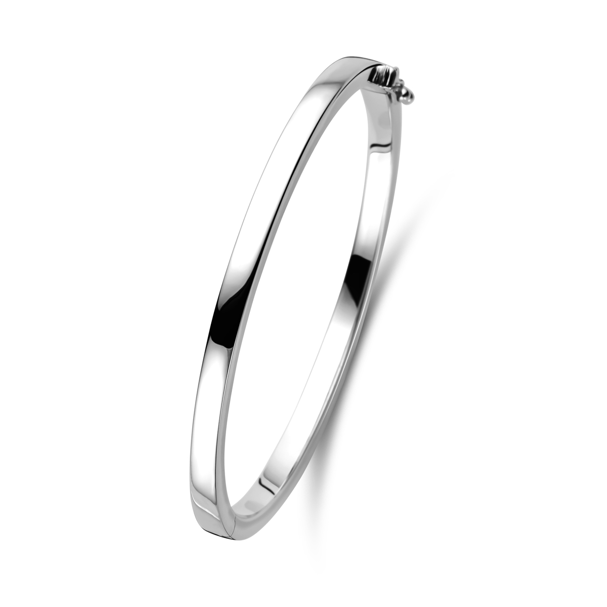 Modern gerhodineerd 925 zilveren bangle van met een breedte van 4.0mm uitgevoerd met een stevige scharnier sluiting. Door het strakke design is deze bangle gemakkelijk te combineren met andere sieraden. 