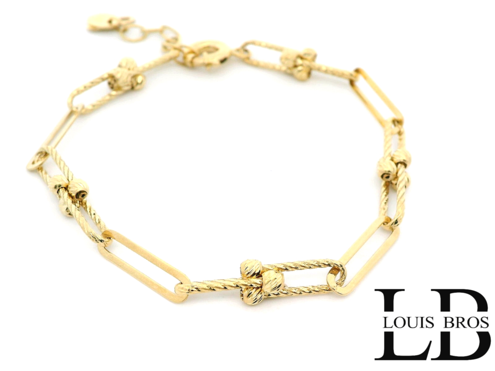 Deze verfijnde armband is vervaardigd uit 14 karaat geelgoud (5.36 gr) en is een echte blikvanger dankzij het unieke schakelontwerp. De armband combineert gedraaide koordelementen met rechte, ovale schakels, stijlvol verbonden door decoratieve gouden knopen. Dit speelse maar elegante patroon geeft het sieraad een chique en vrouwelijke uitstraling.

Het lichte en luchtige ontwerp zorgt voor een sierlijke polsomsluiting, perfect voor dagelijks gebruik of bijzondere gelegenheden. De stevige karabijnsluiting garandeert veiligheid en draagcomfort.

Kenmerken:

Materiaal: 14 karaat geelgoud

Design: Unieke combinatie van koord- en ovale schakels met decoratieve knopen

Stijl: Elegant en verfijnd – speciaal voor dames

Sluiting: Veilige karabijnsluiting

Afwerking: Hoogglans gepolijst met fijne details

Een exclusief sieraad dat elegantie en karakter moeiteloos samenbrengt – ideaal als cadeau of als stijlvolle toevoeging aan je eigen collectie.