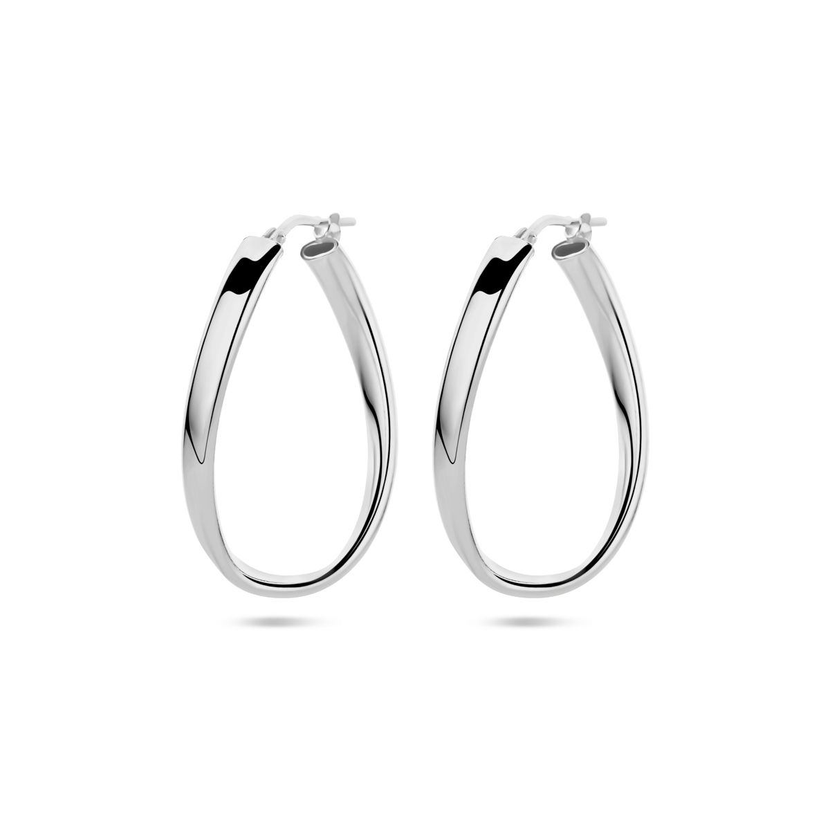 De Zilver gerhodineerde creolen met modelnummer 1338763 zijn elegante oorbellen die zijn gerhodineerd voor extra glans en bescherming. Ze hebben een zilverkleur, wegen 5,3 gram en zijn gedraaid van vorm. Deze creolen zijn perfect voor zowel dagelijkse als formele gelegenheden en voegen een vleugje luxe toe aan elke outfit. 