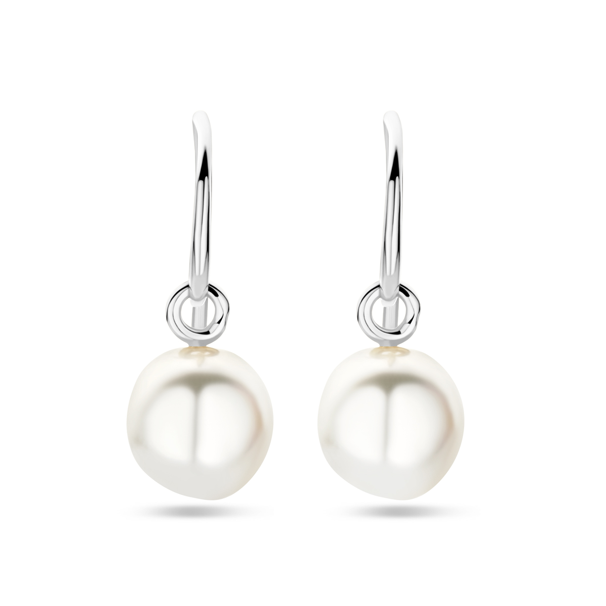 Gerhodineerd 925 zilveren oorhangers uitgevoerd met een parel. De oorhangers hebben een totale hoogte van 24mm.