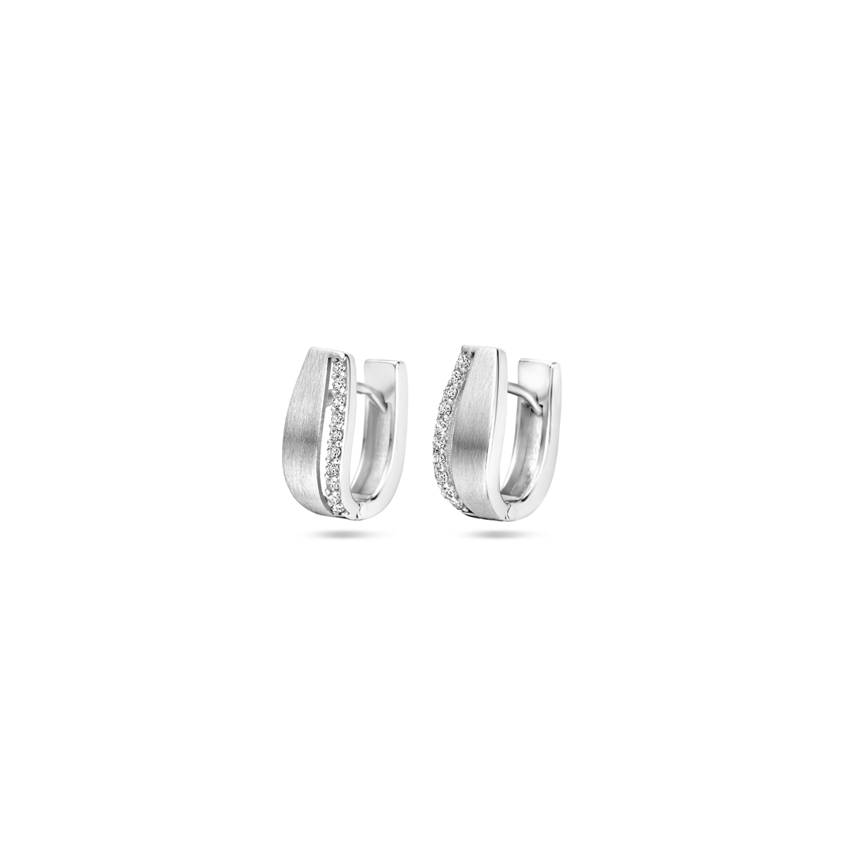 Gerhodineerd 925 zilveren klapoorringen uitgevoerd met zirkonia. De oorringen hebben een hoogte van 14mm.