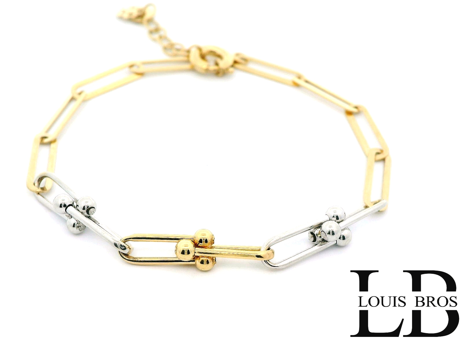 Deze stijlvolle bicolor armband is vervaardigd uit 14 karaat goud (5.32 gr) en straalt een moderne elegantie uit. De armband bestaat uit verfijnde langwerpige schakels, subtiel afgewisseld in geel- en witgoud, met sierlijke bolvormige accenten die zorgen voor een speels maar chic karakter.

Het unieke samenspel van de twee goudkleuren maakt deze armband een echte blikvanger en perfect te combineren met zowel gouden als zilveren sieraden. De lichte, open structuur zorgt voor een comfortabele pasvorm en een minimalistische uitstraling die geschikt is voor dagelijks gebruik of speciale gelegenheden.

Kenmerken:

Materiaal: 14 karaat geelgoud en witgoud (bicolor)

Design: Open langwerpige schakels met decoratieve bolaccenten

Stijl: Elegant en modern – speciaal voor dames

Afwerking: Gepolijst voor een heldere glans

Sluiting: Veilige karabijnsluiting met verlengstuk

Een geraffineerd en veelzijdig sieraad dat moeiteloos vrouwelijkheid en stijl uitstraalt.