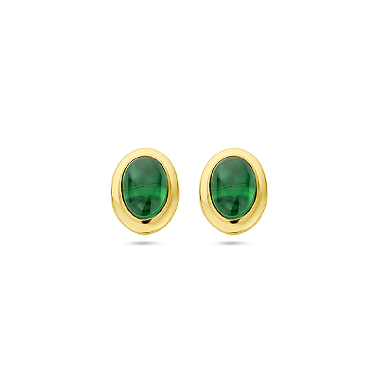 14k Geelgouden oorknoppen uitgevoerd met synthetisch smaragd. De oorknoppen hebben een afmeting van 9.5x7mm.
