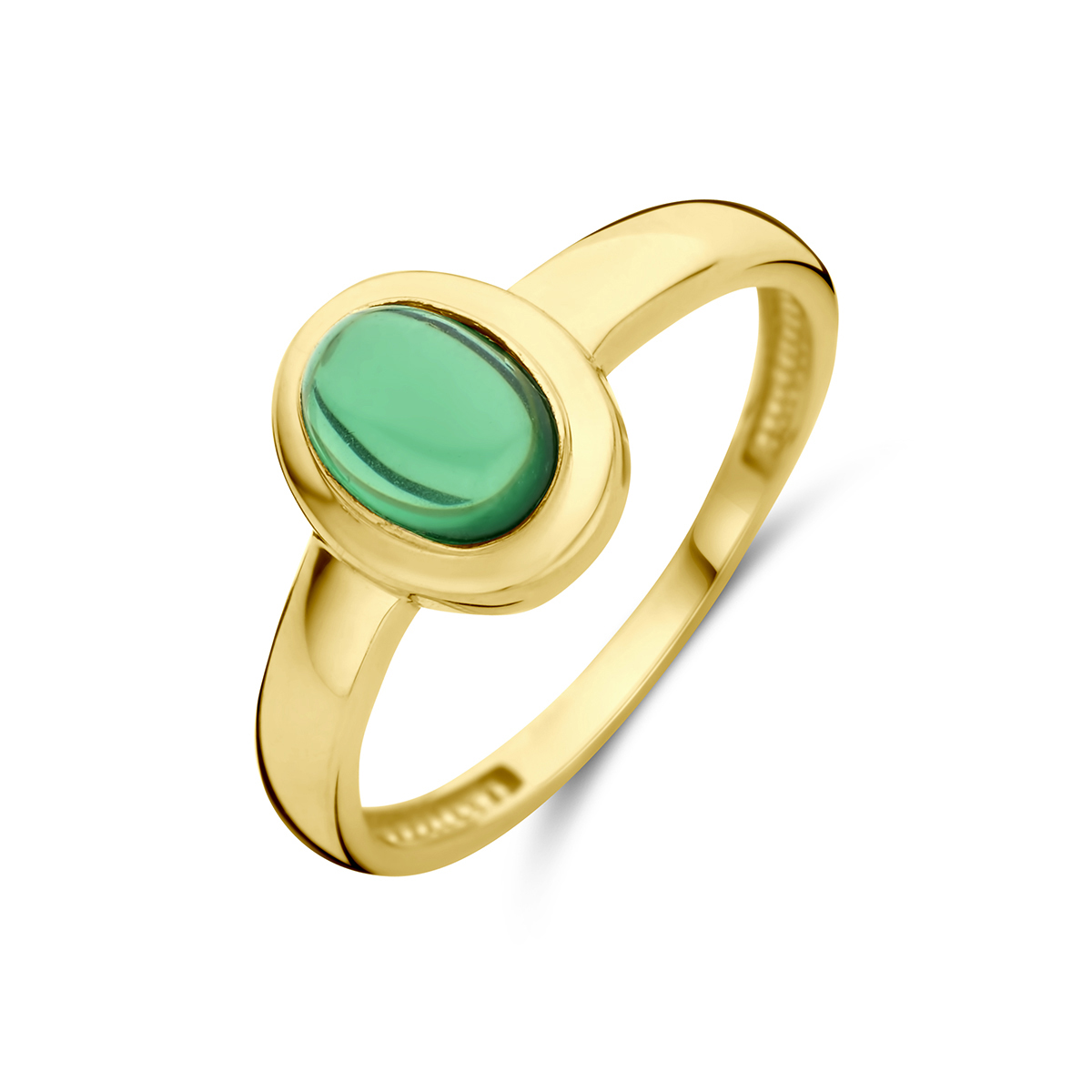 14k Geelgouden ring uitgevoerd met een synthetische smaragd. De ring heeft een breedte van 9.5mm.
