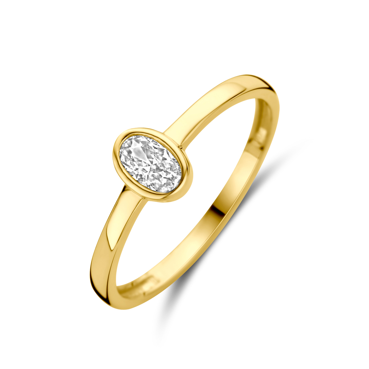 14k Geelgouden ring uitgevoerd met zirkonia. De ring heeft een breedte van 6mm.