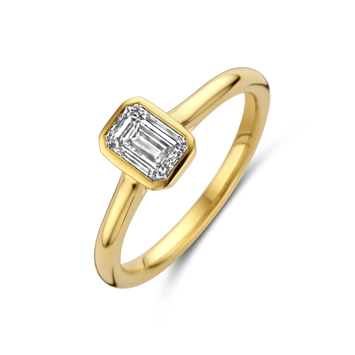 14k Geelgouden ring uitgevoerd met lab grown diamant. De ring heeft een breedte van 7.5mm. Het diamantgewicht is 1.00ct. Lab grown diamanten zijn diamanten die ontstaan in een laboratorium. Onder extreem hoge druk en temperatuur wordt het natuurlijk ontstaansproces nagebootst met als eindresultaat een diamant met dezelfde chemische eigenschappen maar met een andere oorsprong.