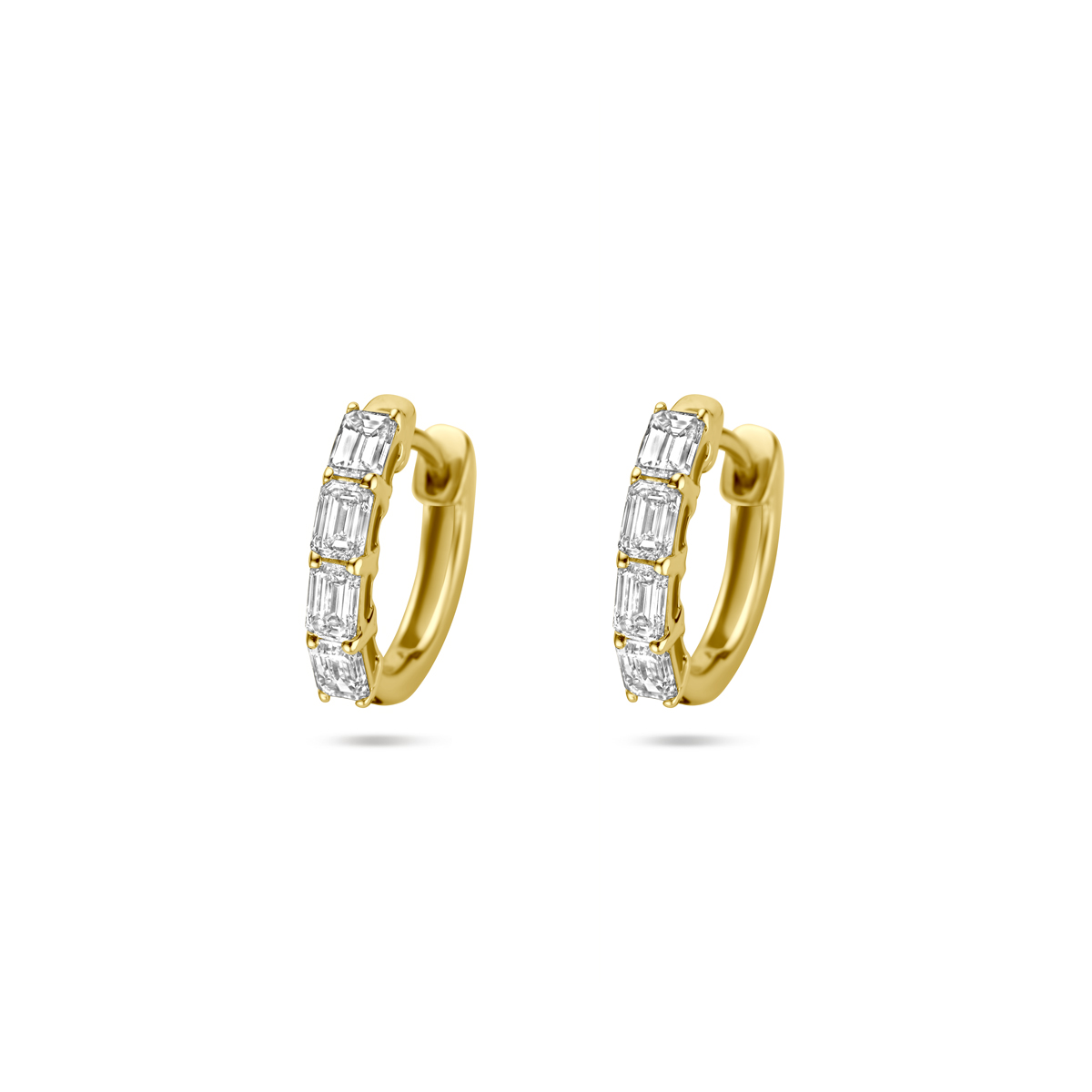 14k Geelgouden klapoorringen uitgevoerd met lab grown diamant. De klapoorringen hebben een afmeting van 13x2.5mm. De totale diamantgewicht is 0.80ct. Lab grown diamanten zijn diamanten die ontstaan in een laboratorium. Onder extreem hoge druk en temperatuur wordt het natuurlijk ontstaansproces nagebootst met als eindresultaat een diamant met dezelfde chemische eigenschappen maar met een andere oorsprong.