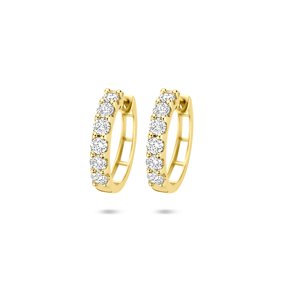 14k Geelgouden klapoorringen uitgevoerd met lab grown diamant. De klapoorringen hebben een afmeting van 16.5x3mm. Het totale diamantgewicht is 1.025ct. Lab grown diamanten zijn diamanten die ontstaan in een laboratorium. Onder extreem hoge druk en temperatuur wordt het natuurlijk ontstaansproces nagebootst met als eindresultaat een diamant met dezelfde chemische eigenschappen maar met een andere oorsprong.