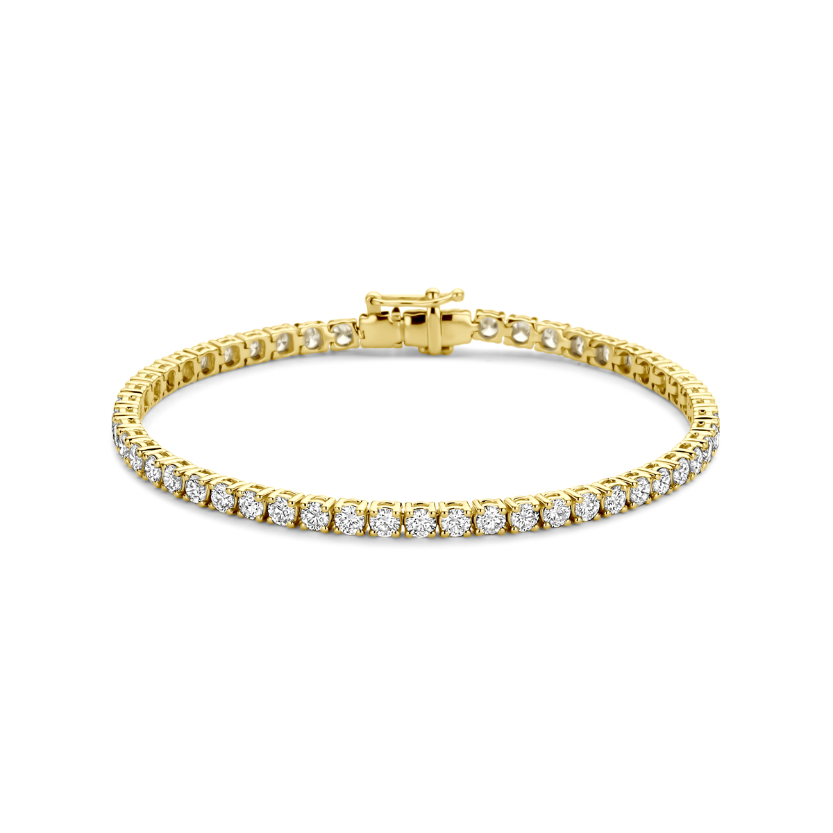14k Geelgouden tennisarmband uitgevoerd met schitterende lab grown diamanten. De tennisarmband heeft een draaglengte van 17.5cm en een schakelbreedte van 3.2mm. Het diamantgewicht is 5.00ct. Lab grown diamanten zijn diamanten die ontstaan in een laboratorium. Onder extreem hoge druk en temperatuur wordt het natuurlijk ontstaansproces nagebootst met als eindresultaat een diamant met dezelfde chemische eigenschappen maar met een andere oorsprong.