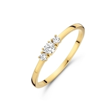 9k Geel kleurig ring uitgevoerd met een schitterende zirkonia rij. De ring heeft een breedte van 3mm.