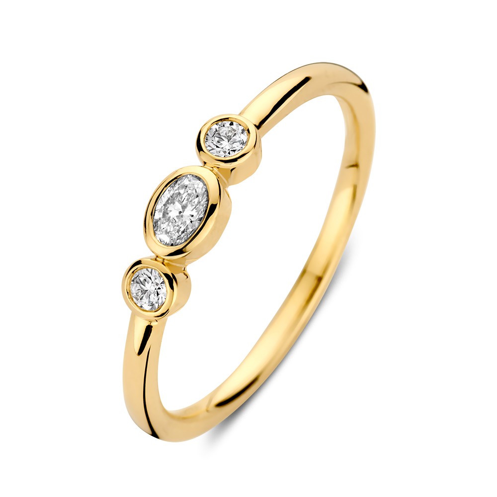 Elegante, geelgouden driesteens ring met ovale en briljant geslepen diamanten in bezel zetting.
