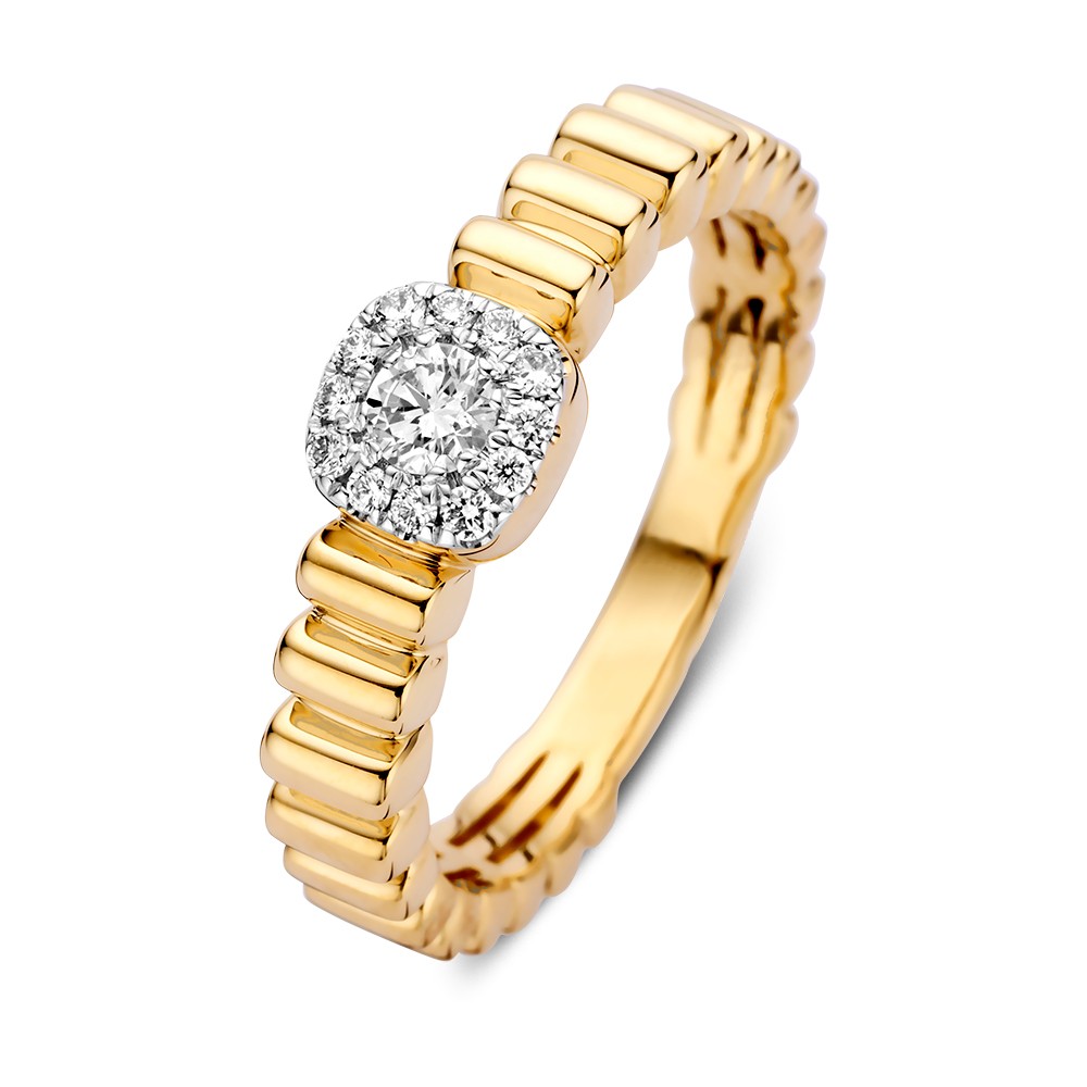 Speelse gouden ring met geribbelde bewerking in de banden fonkelende diamanten in klassieke entourage zetting.
