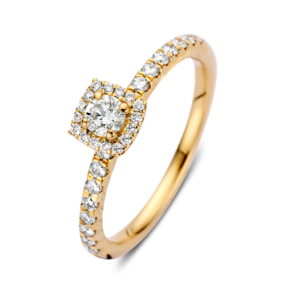 Schitterende diamantenring met een briljant in vierkante entourage zetting. De getortste banen aan de zijkant van de band, geven de ring een extra luxe uitstraling. Prachtig om los te dragen, maar de ring kan dankzij de verhoogde zetting ook goed met andere ringen gecombineerd worden.
