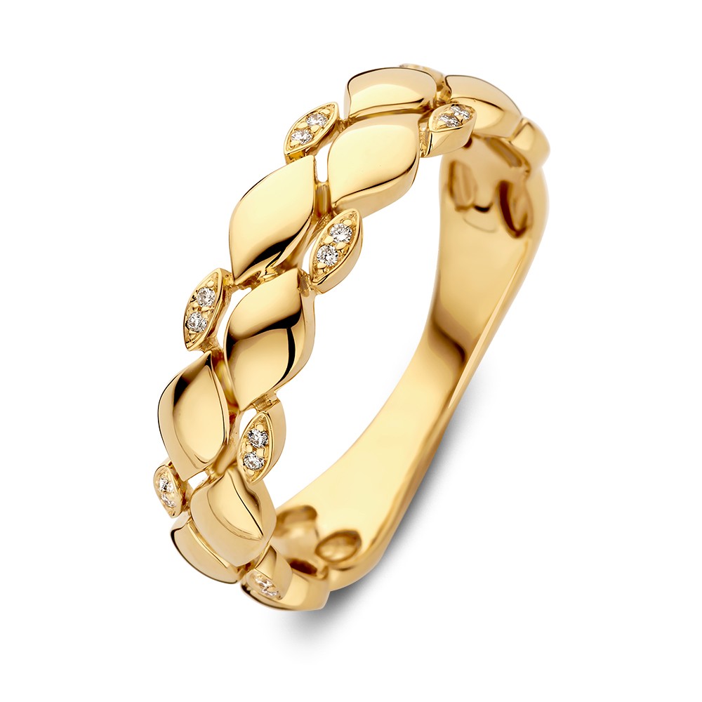 Deze verfijnde 14-karaats geelgouden ring is voorzien van een speels patroon van gouden elementen. Een aantal van deze elementen is gezet met fijne briljant geslepen diamanten, met een totaal gewichtvan 0,04 karaat. Het tijdloze ontwerp en de hoogwaardige afwerking maken dit sieraad een elegante keuze voor elke gelegenheid.


