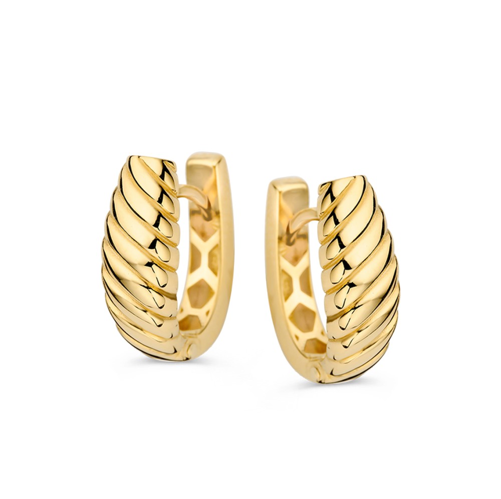 Geelgouden oorringen met speelse ribbelbewerking aan de voorzijde.
