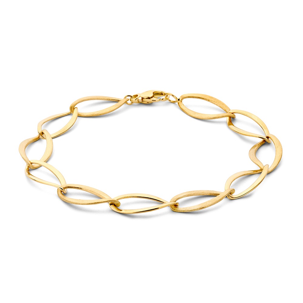 Speels, geelgouden schakelarmband waarbij de schakels om en om een gepolijste en een gematteerde afwerking hebben.
