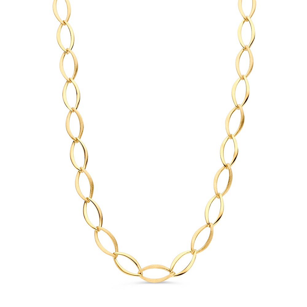 Speels, geelgouden schakelcollier waarbij de schakels om en om een gepolijste en een gematteerde afwerking hebben.
