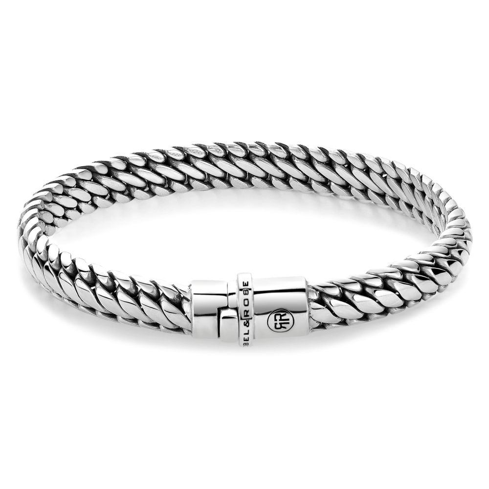 De Apollo armband wordt met de hand gemaakt in 925 sterling zilver door de ambachtslieden van Rebel and Rose. Deze zilveren armband is bijna 9 mm breed. Het sieraad is makkelijk te combineren met onze leren armbanden en onze kralen armbanden van edelsteen. Er is ook een kleinere variant: de Apollo Small.