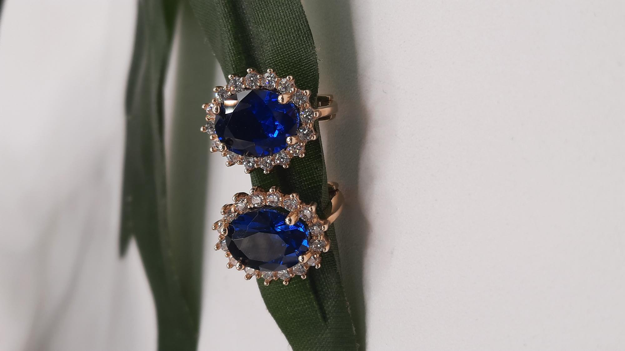 Deze gouden oorbellen, modelnummer 0002431, stralen elegantie uit met hun 14-karaats goud en saffier. Perfect als statement stuk bij zowel formele als informele gelegenheden. De gouden glans en de diepe blauwe tint van de saffier maken deze oorbellen een tijdloze keuze. Combineer ze met een eenvoudige ketting voor een verfijnde look.