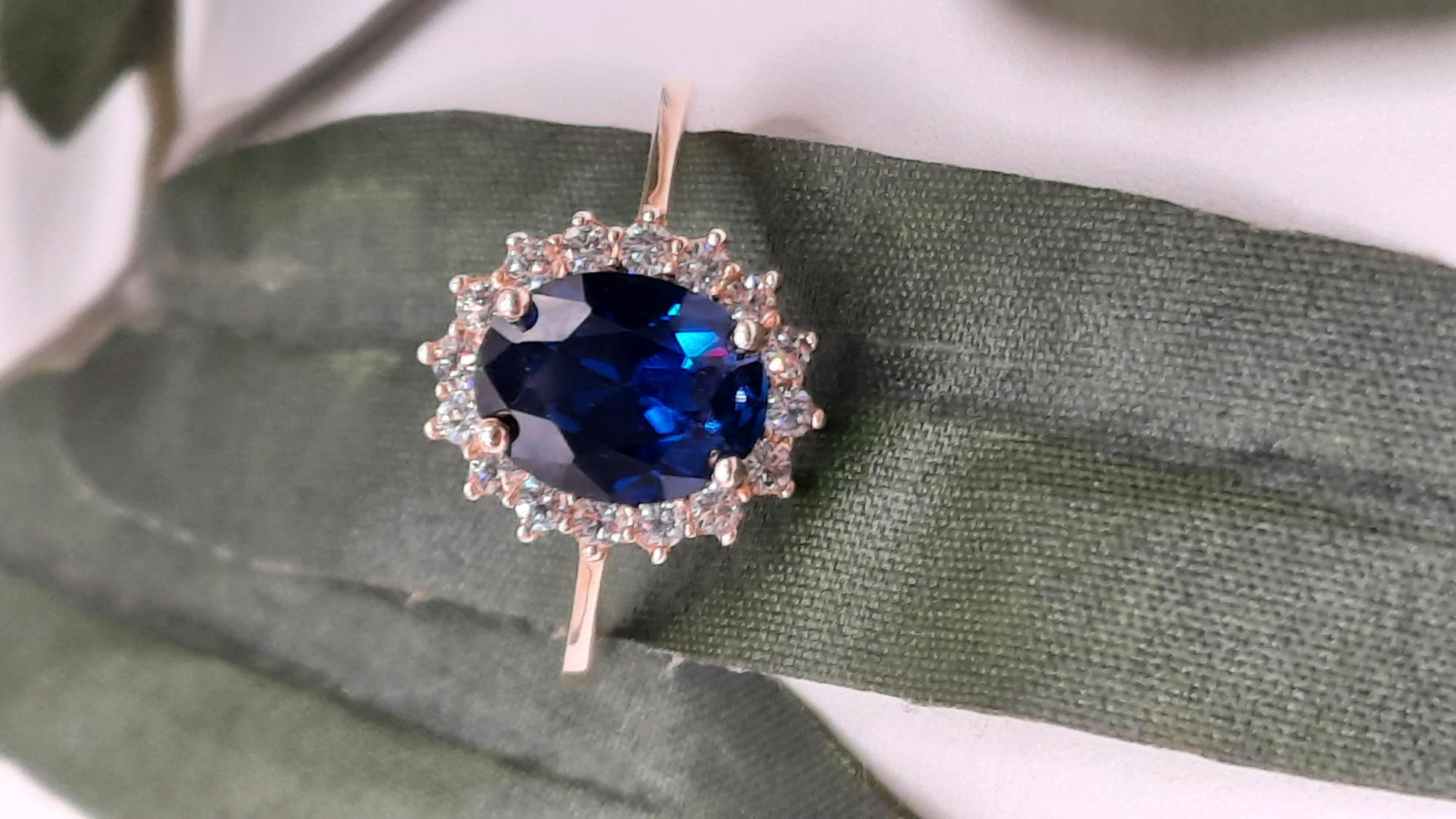 De gouden ring met modelnummer 0002433 is een prachtige sieraad van 14-karaats goud, versierd met een saffier. Deze elegante ring past perfect bij zowel formele als casual gelegenheden. Draag het als een statement stuk of combineer met andere gouden juwelen voor een gelaagde look. Juweelmaat: 54. Kleur: Goudkleurig.